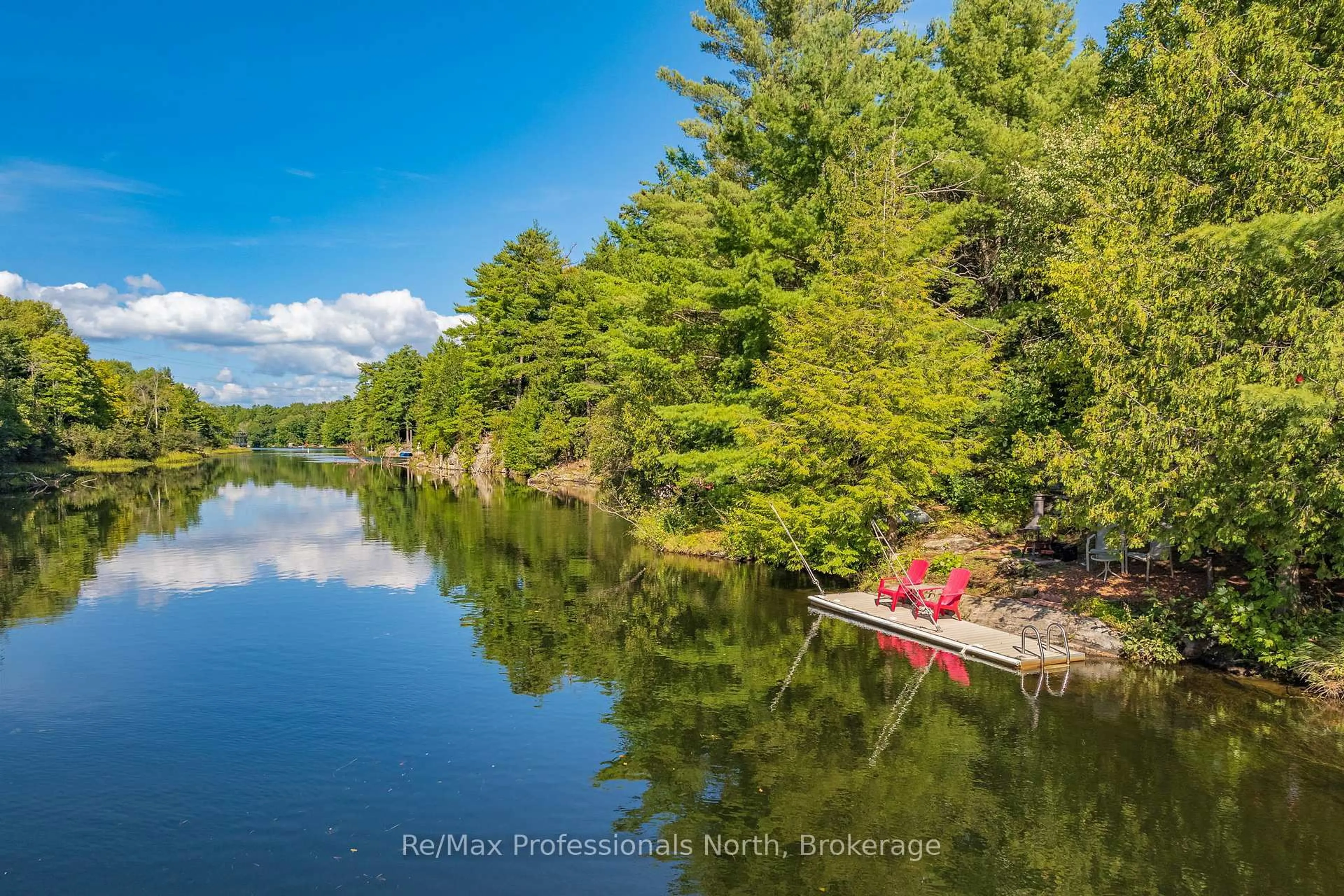 A pic from outside/outdoor area/front of a property/back of a property/a pic from drone, water/lake/river/ocean view for 1005 Laidlaw Ave, Gravenhurst Ontario L0K 2B0