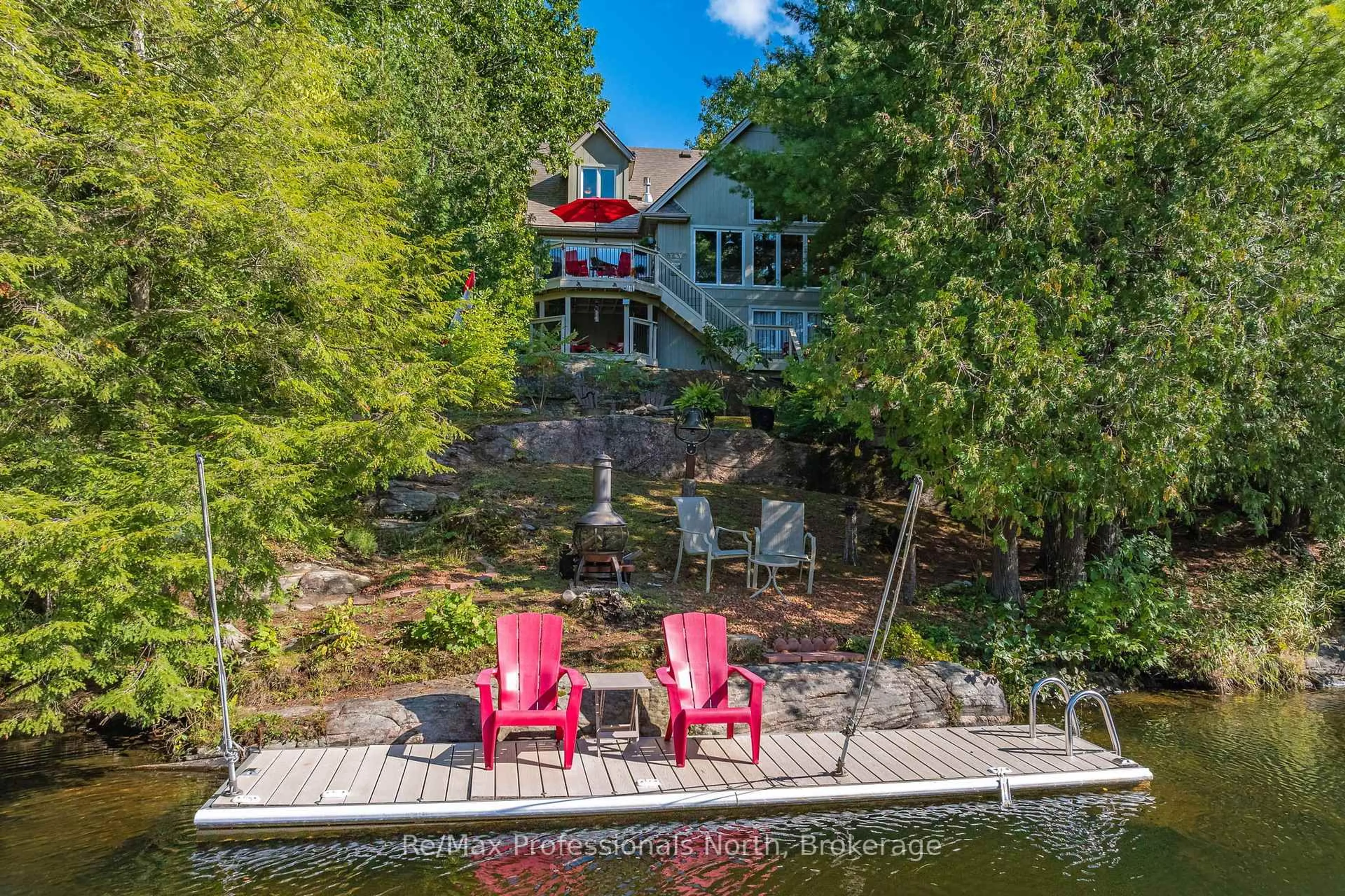 A pic from outside/outdoor area/front of a property/back of a property/a pic from drone, water/lake/river/ocean view for 1005 Laidlaw Ave, Gravenhurst Ontario L0K 2B0