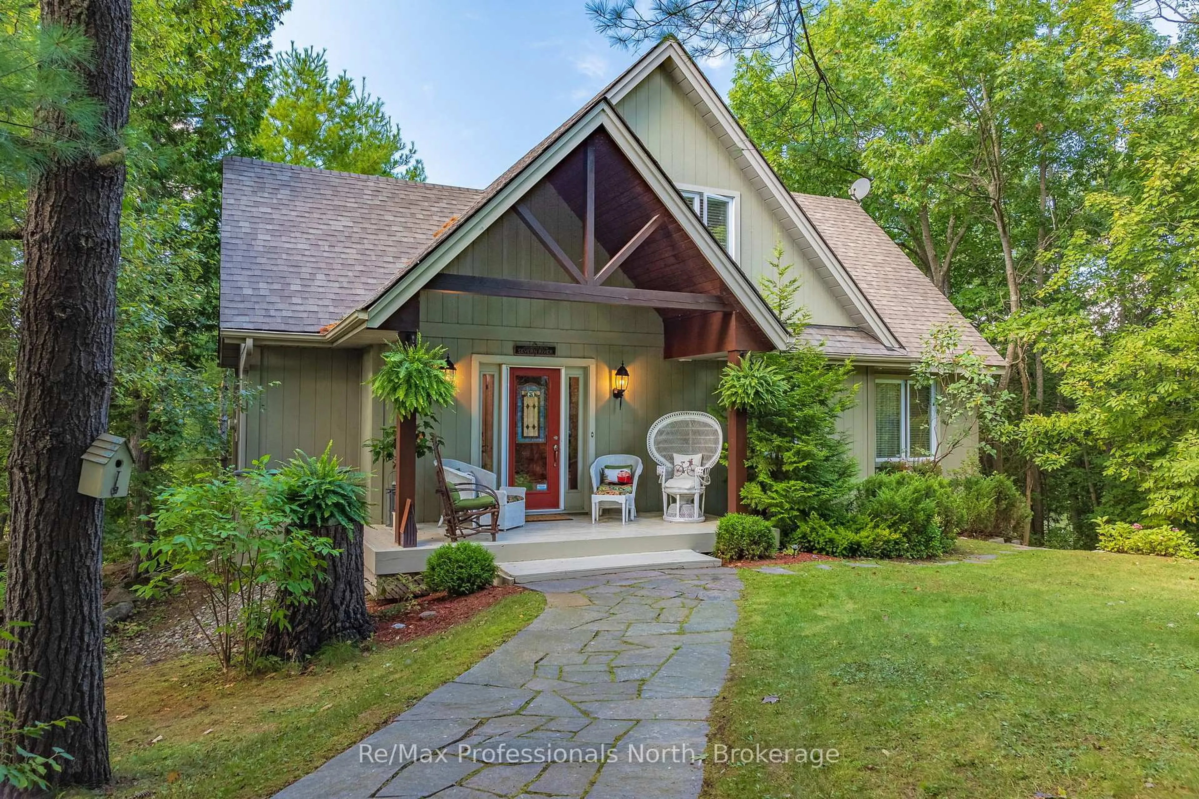 Home with brick exterior material, unknown for 1005 Laidlaw Ave, Gravenhurst Ontario L0K 2B0