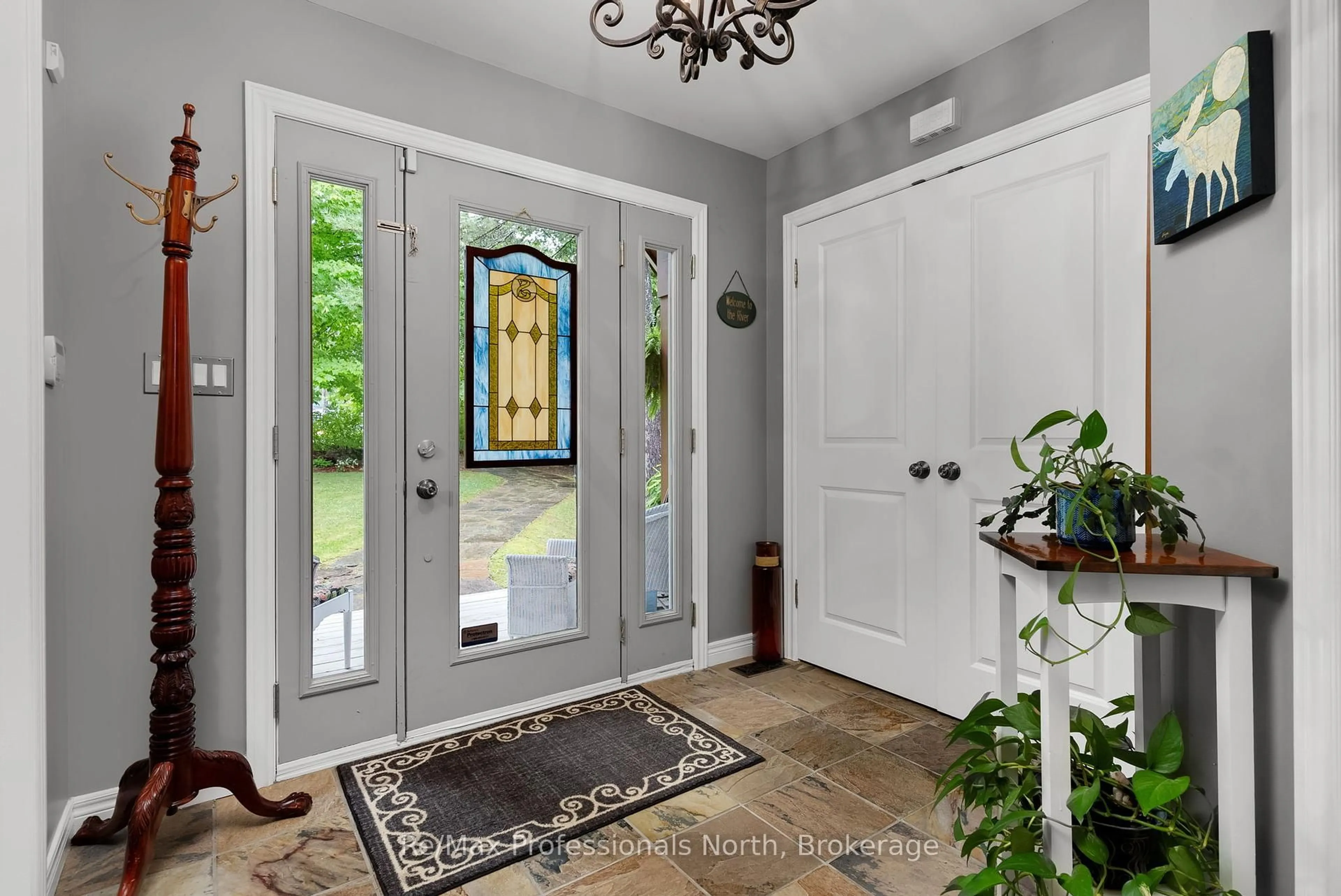 Indoor entryway for 1005 Laidlaw Ave, Gravenhurst Ontario L0K 2B0