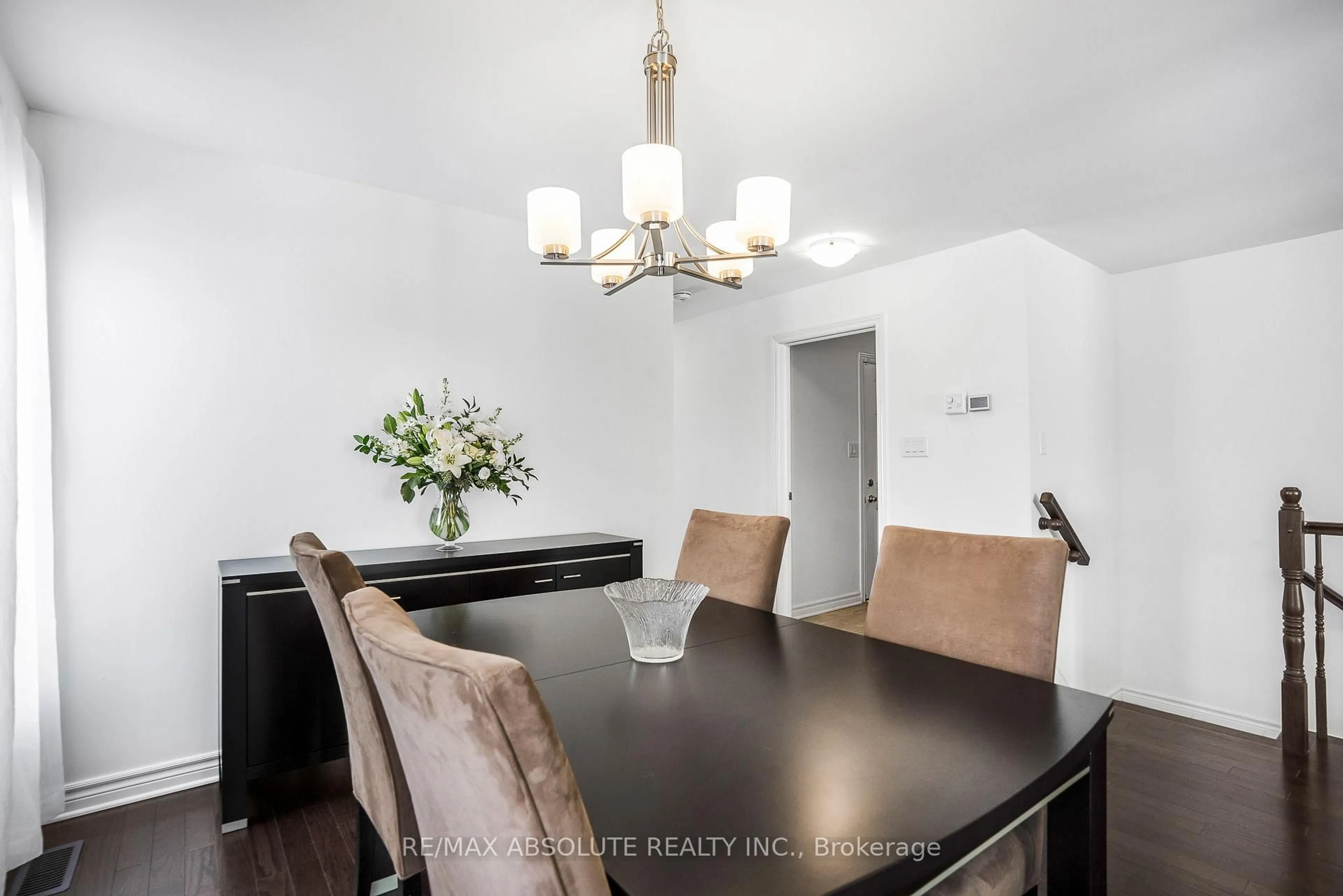 Dining room, wood/laminate floor for 625 Robert St, Clarence-Rockland Ontario K4K 0J8