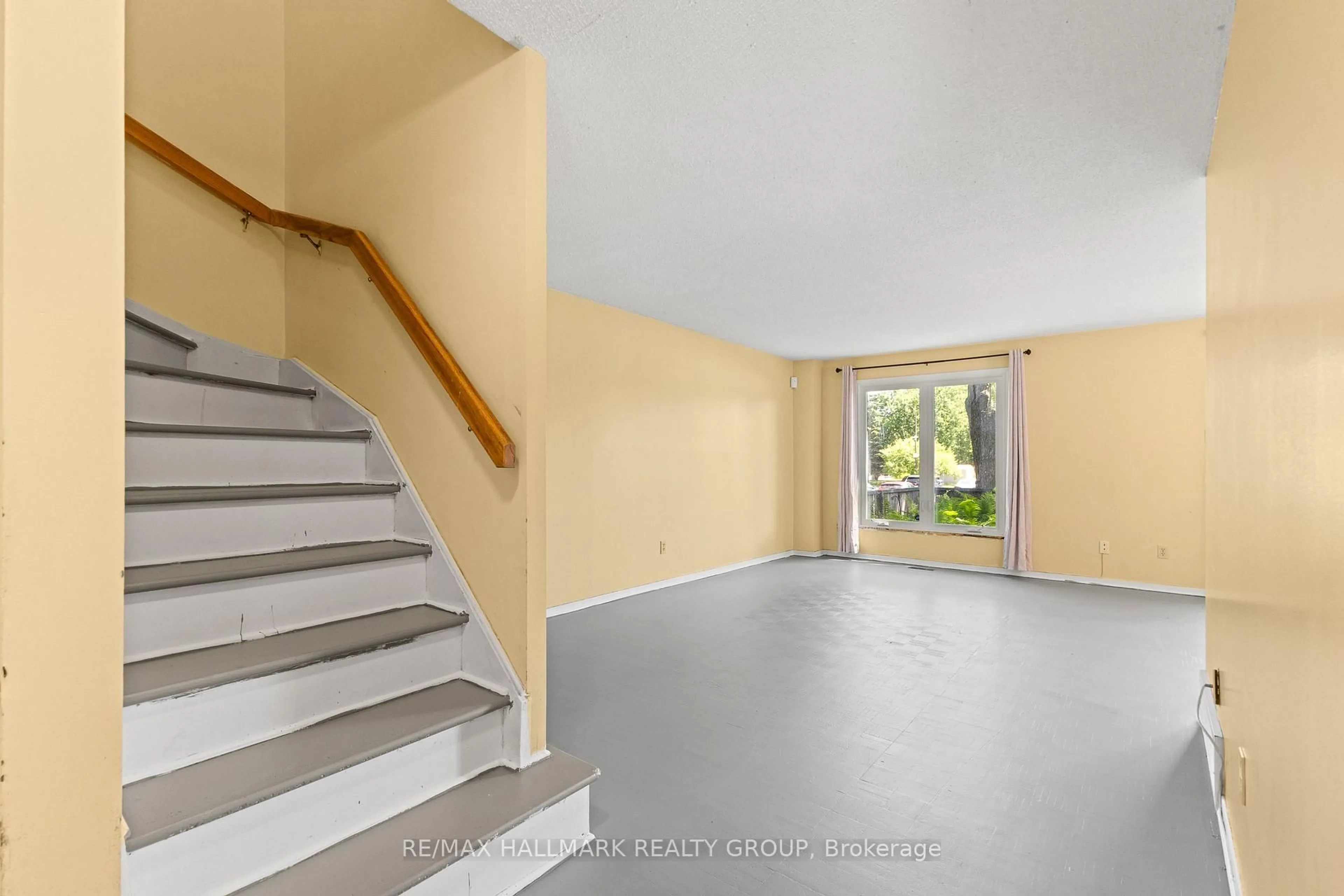 Indoor foyer for 55 River Garden Private, Ottawa Ontario K1V 1M8