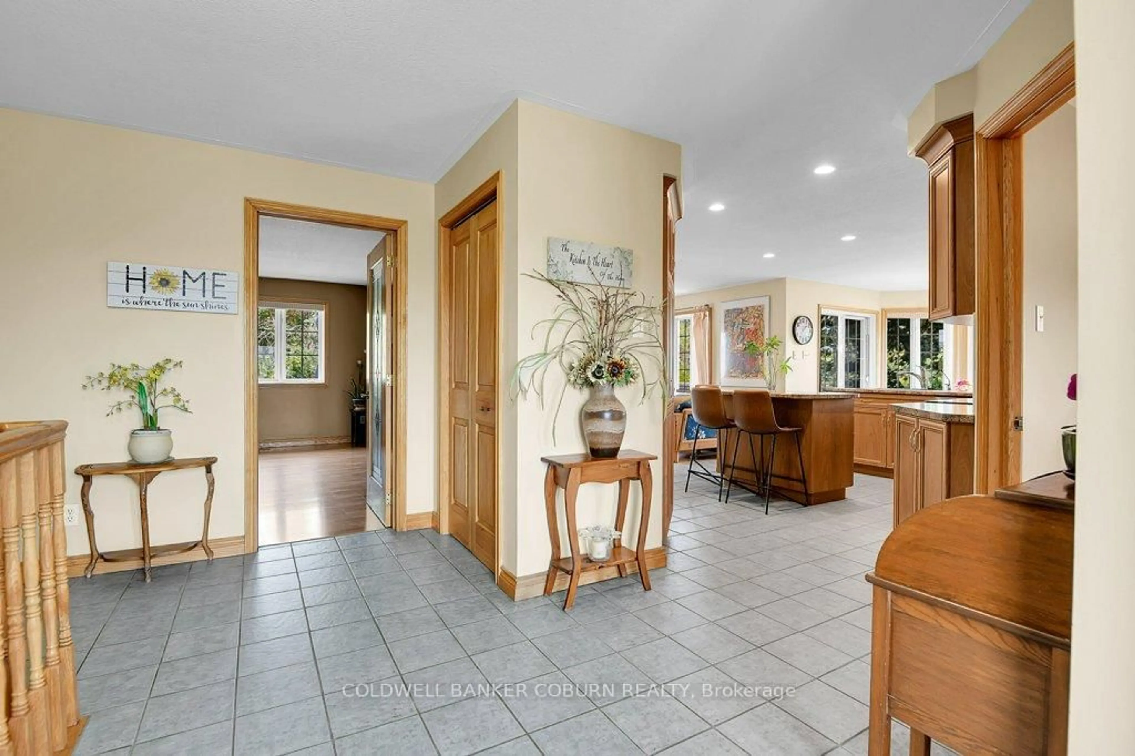 Indoor foyer for 11229 Lakeshore Dr, South Dundas Ontario K0E 1K0