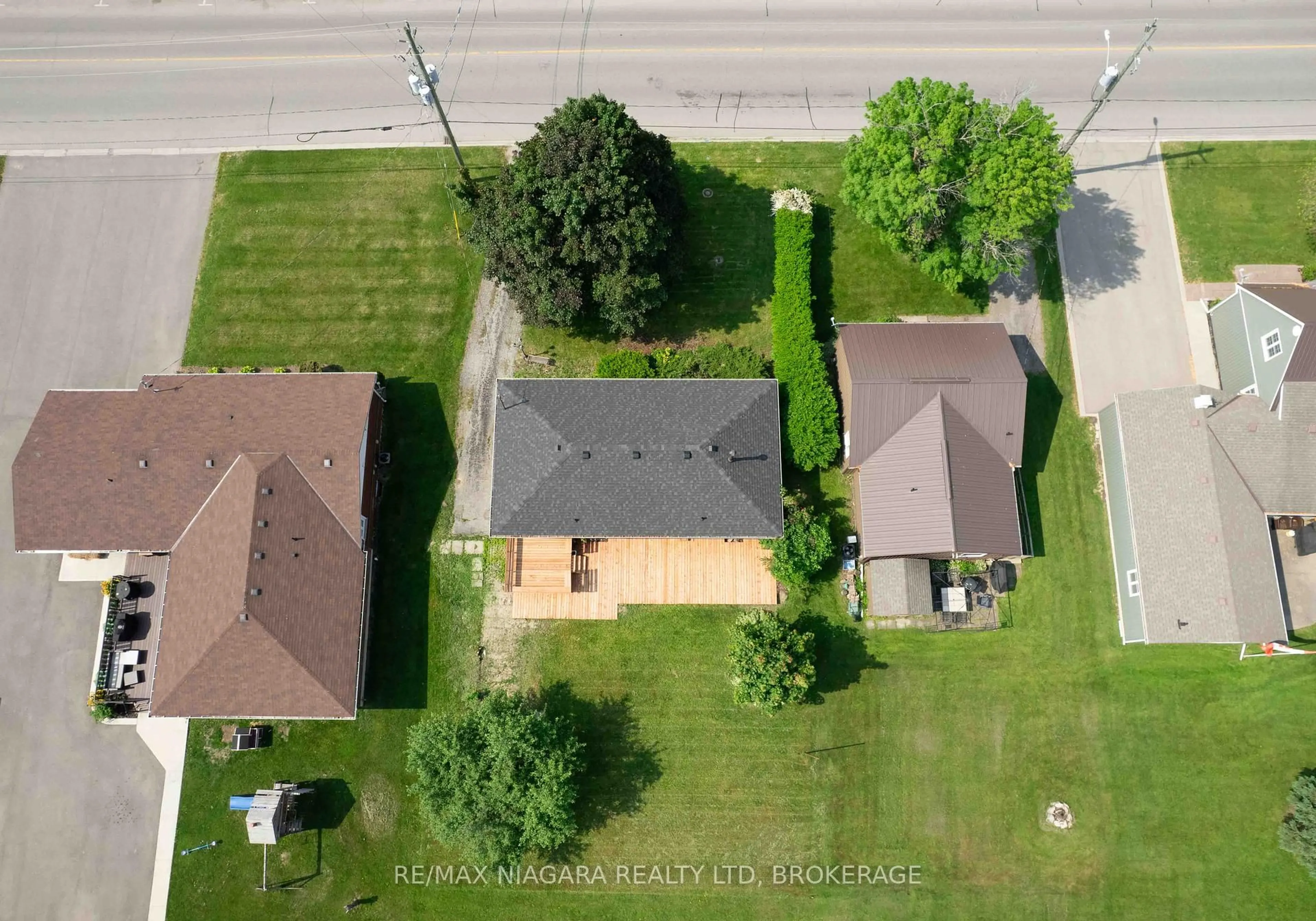 A pic from outside/outdoor area/front of a property/back of a property/a pic from drone, street for 97 King St St, Haldimand Ontario N0A 1H0