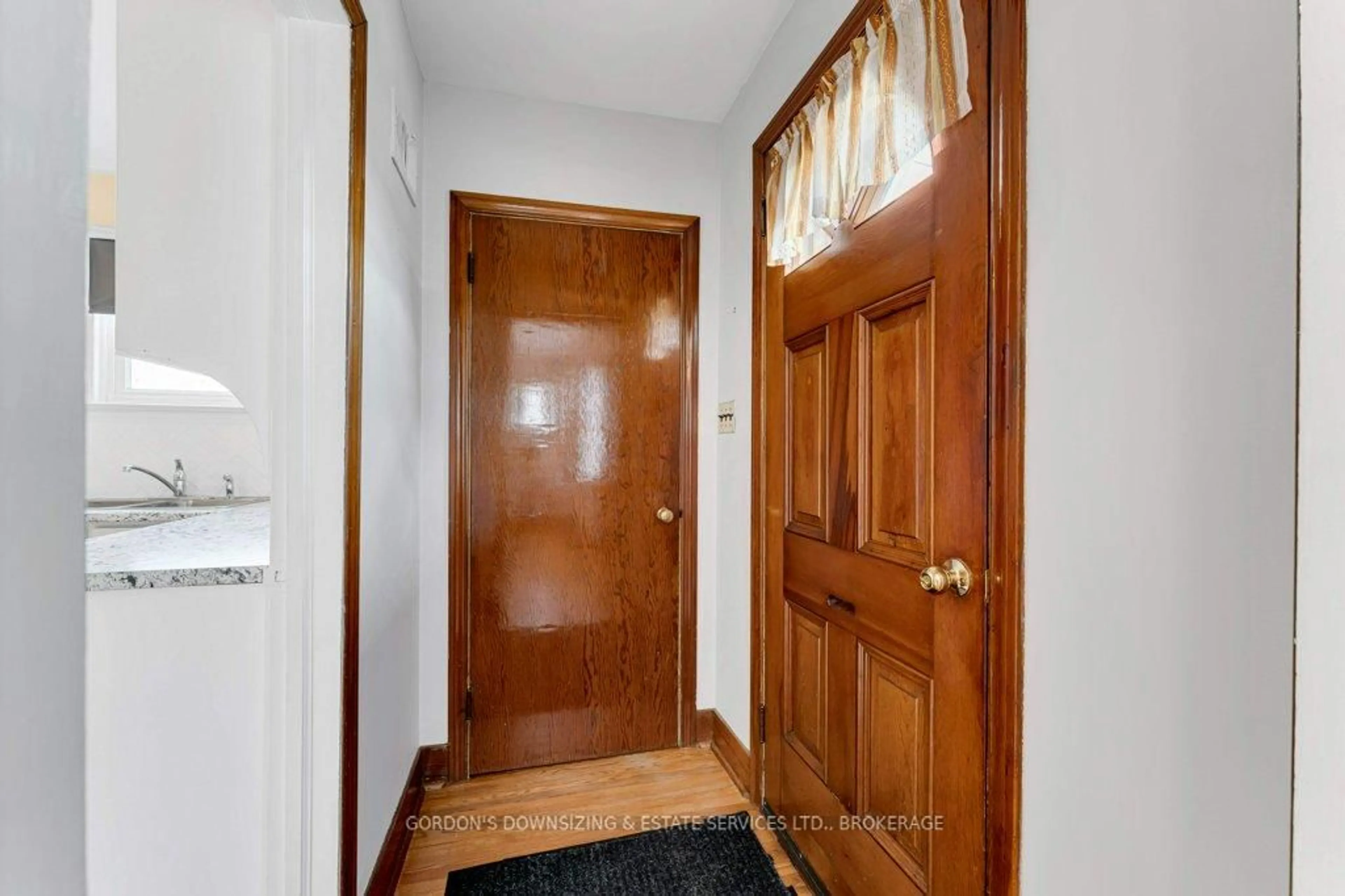 Indoor entryway for 19 Cameron St, Kingston Ontario K7K 4R7