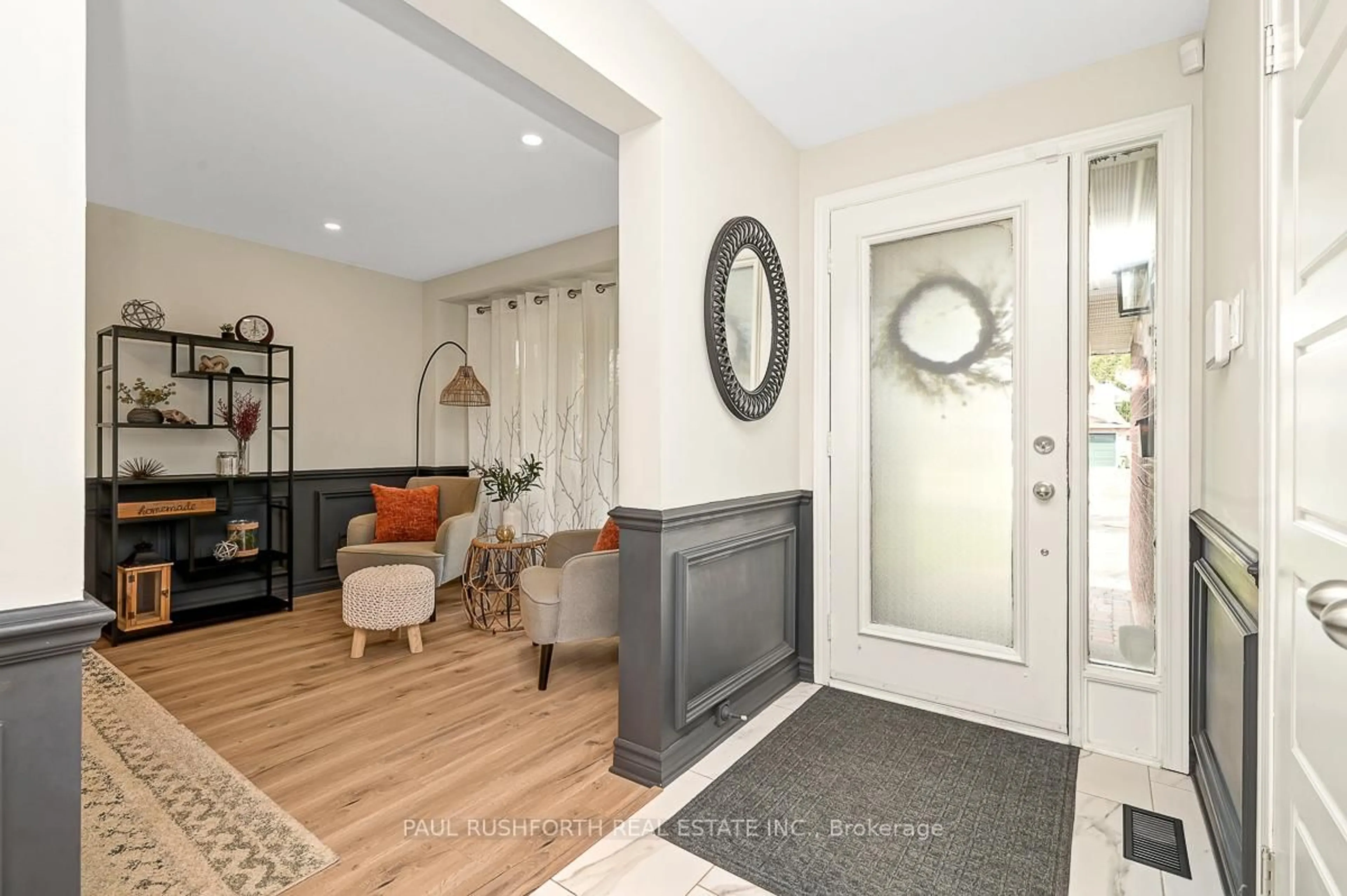 Indoor entryway for 6118 Silverbirch St, Ottawa Ontario K1W 1C4