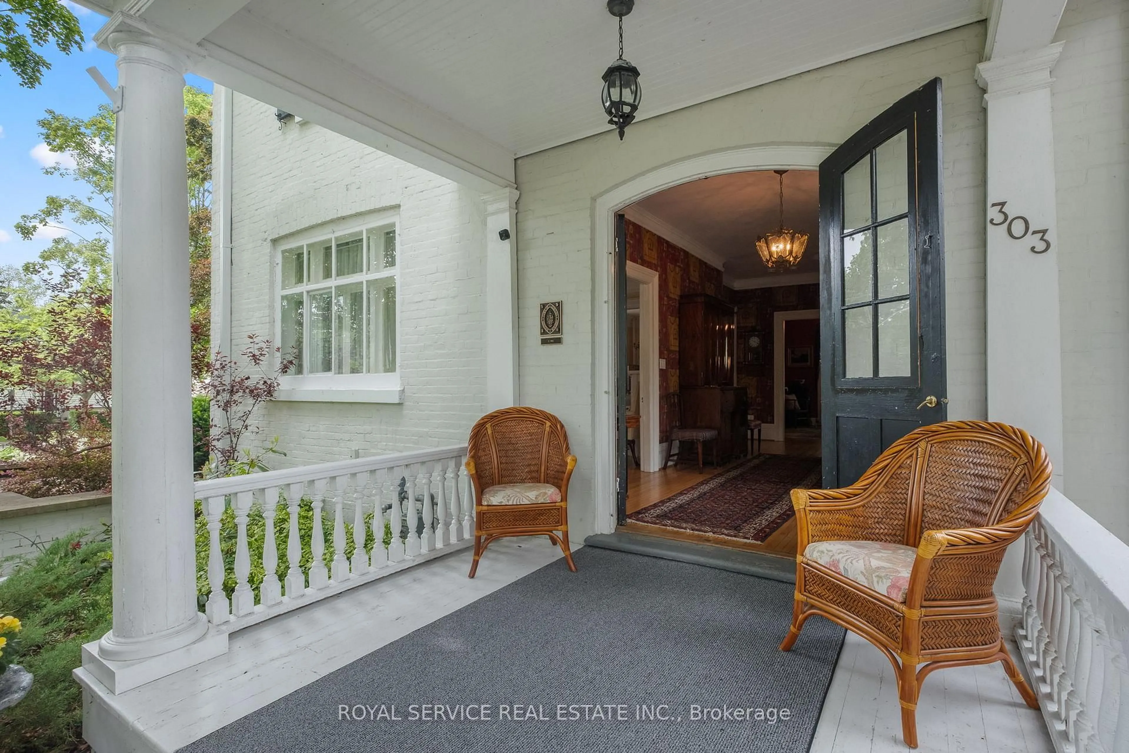 Indoor entryway for 303 Henry St, Cobourg Ontario K9A 3Y7
