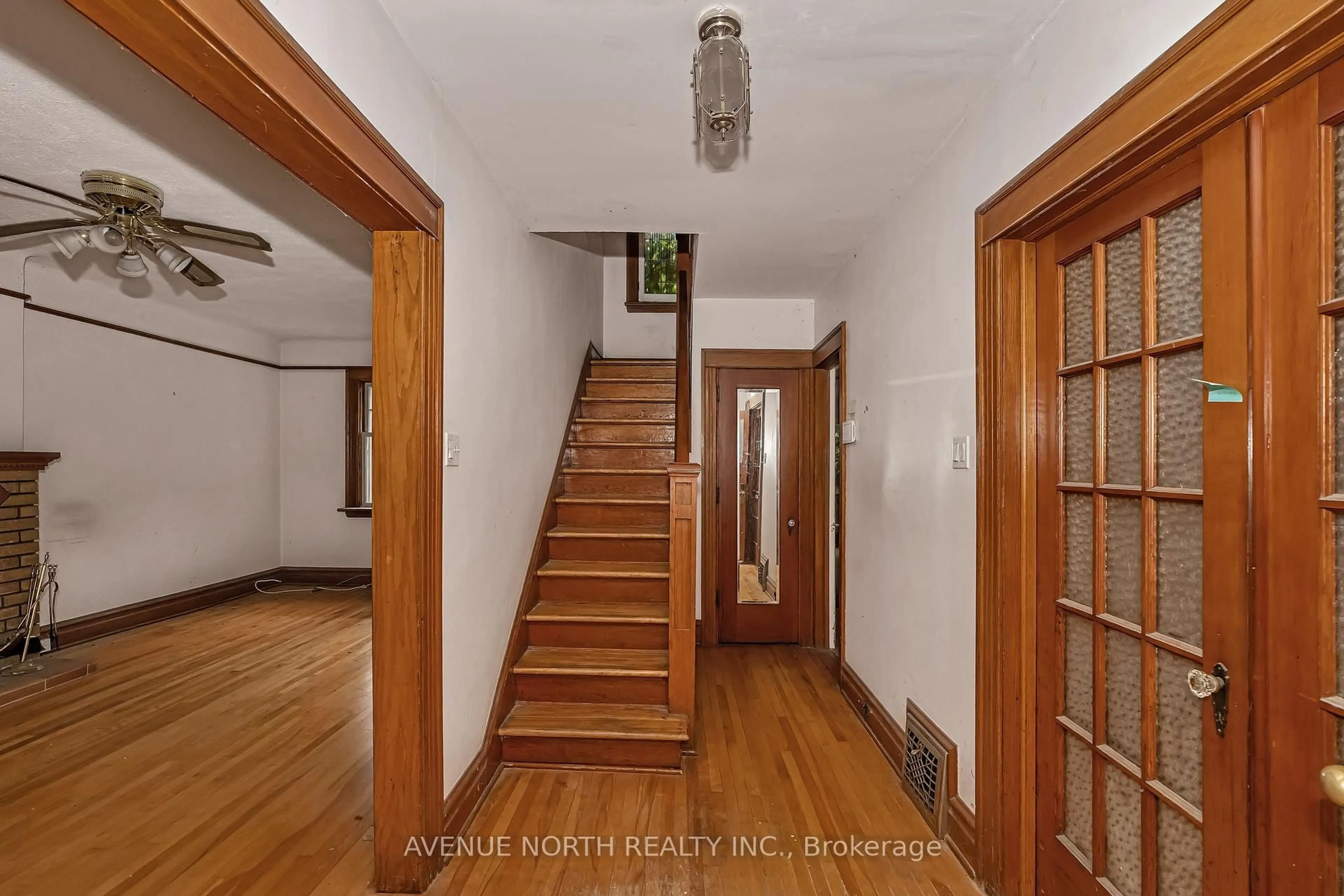 Indoor foyer for 147 Aylmer Ave, Ottawa Ontario K1S 2Y1