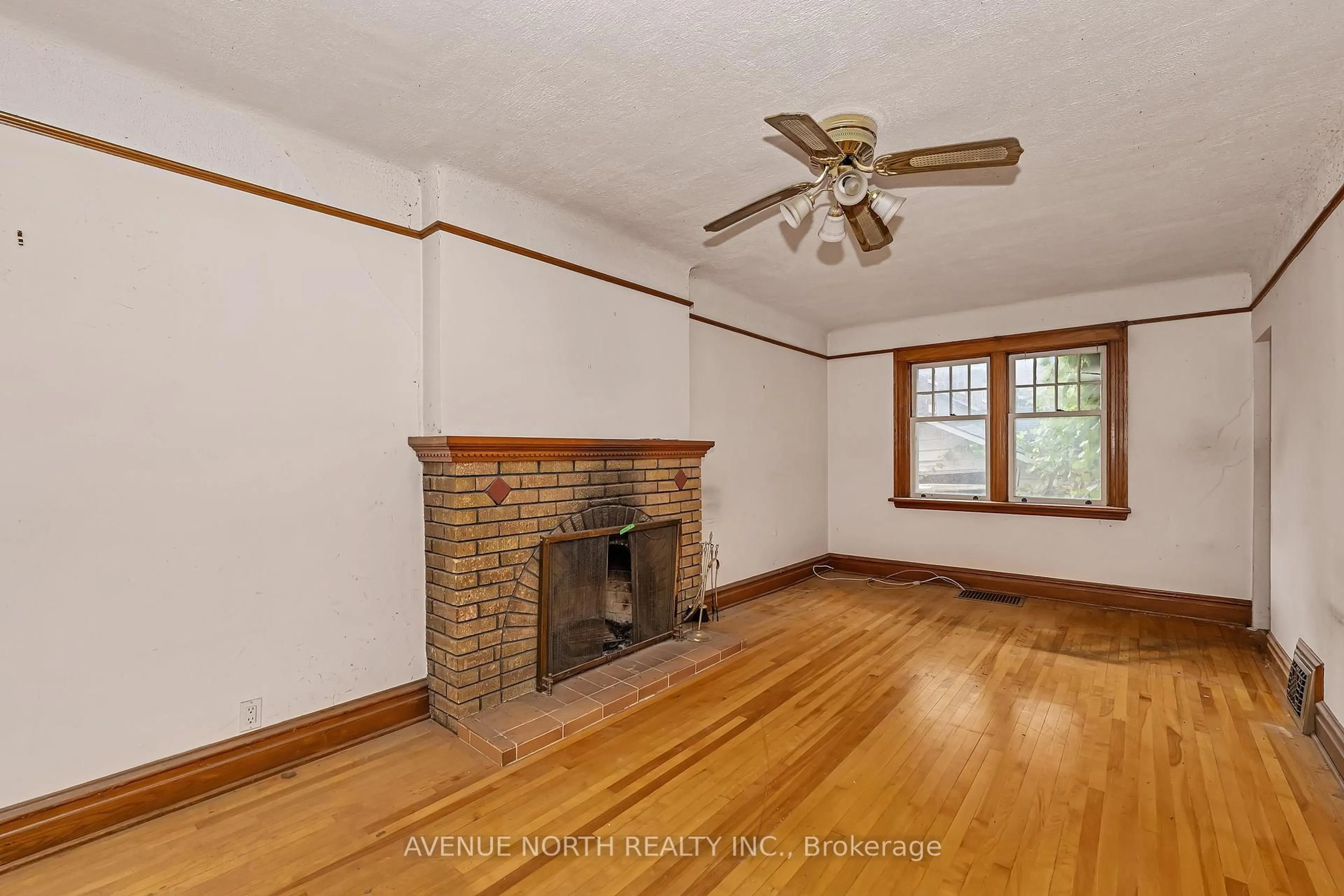 A pic of a room for 147 Aylmer Ave, Ottawa Ontario K1S 2Y1