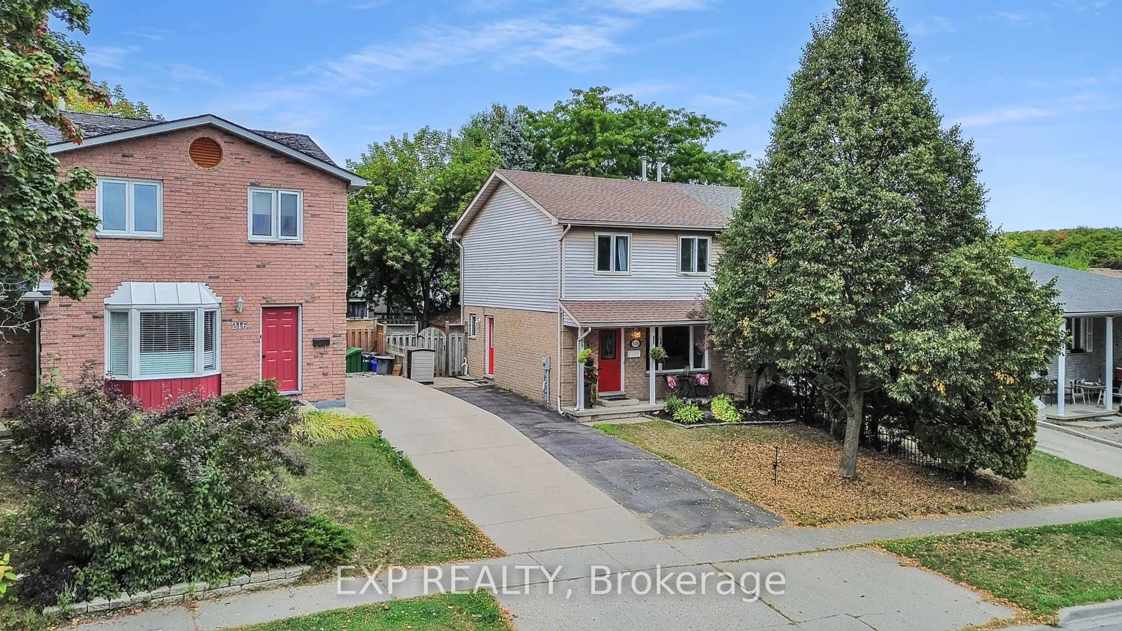 A pic from outside/outdoor area/front of a property/back of a property/a pic from drone, street for 220 Scott Rd, Cambridge Ontario N3C 3Z8