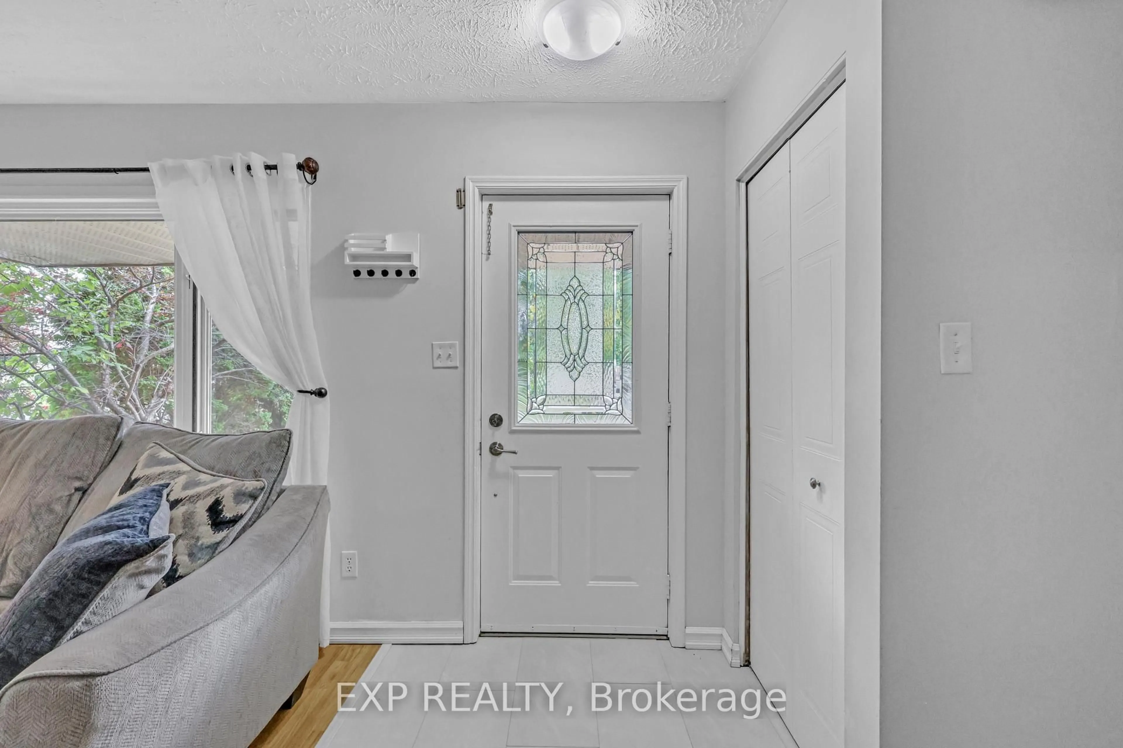 Indoor entryway for 220 Scott Rd, Cambridge Ontario N3C 3Z8