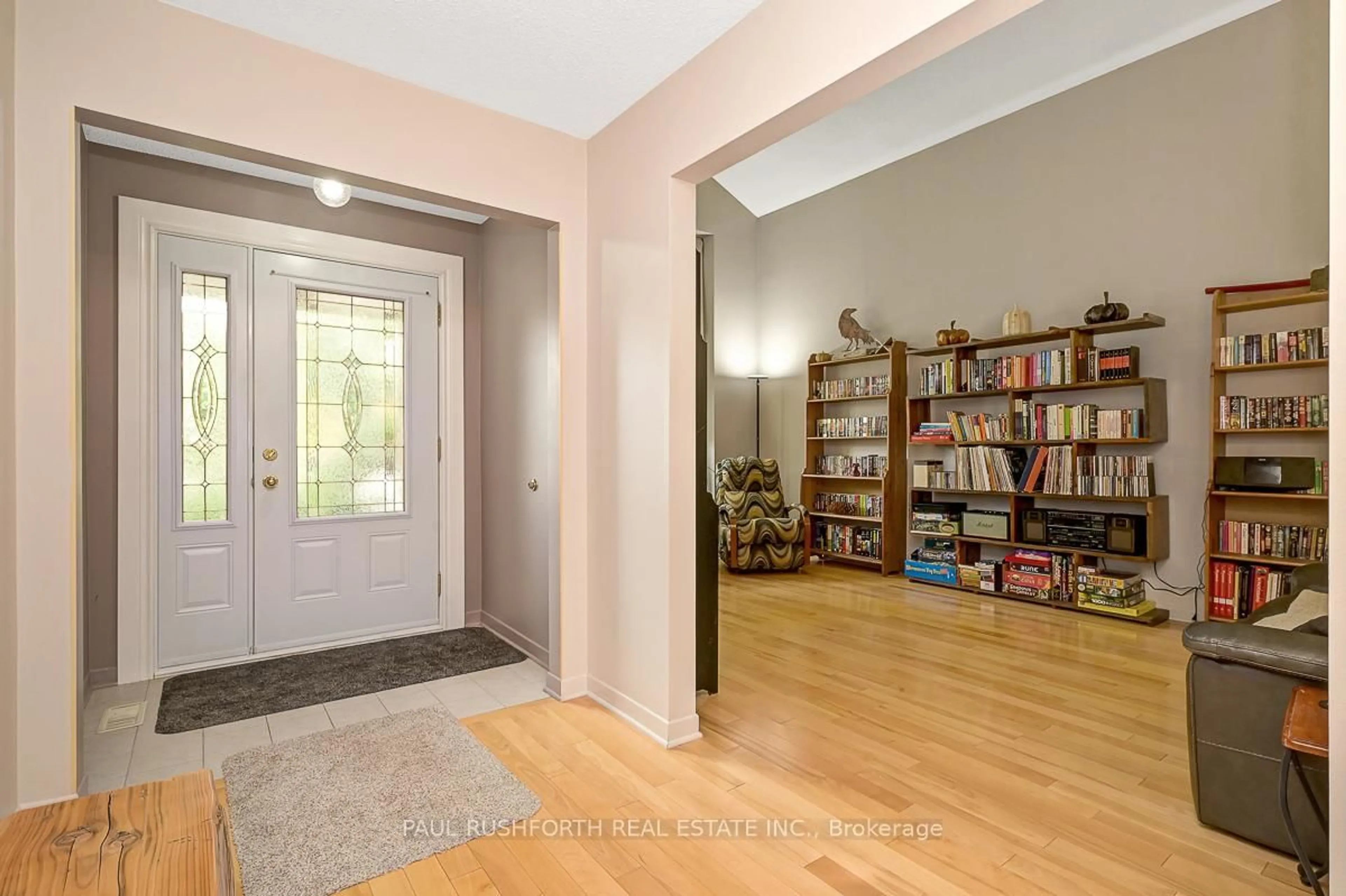 Indoor entryway for 6351 Viseneau Dr, Ottawa Ontario K1C 2G8
