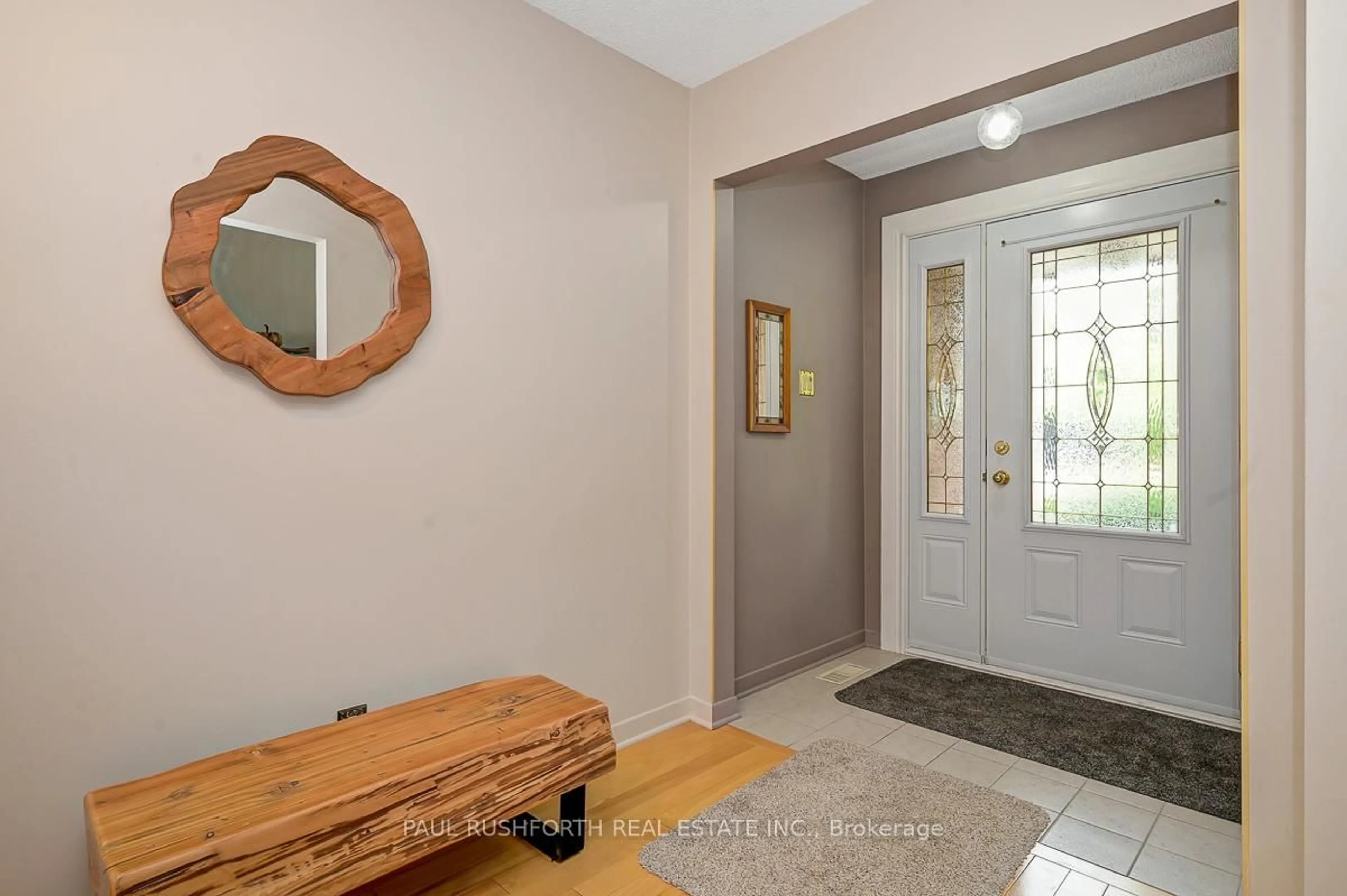 Indoor entryway for 6351 Viseneau Dr, Ottawa Ontario K1C 2G8