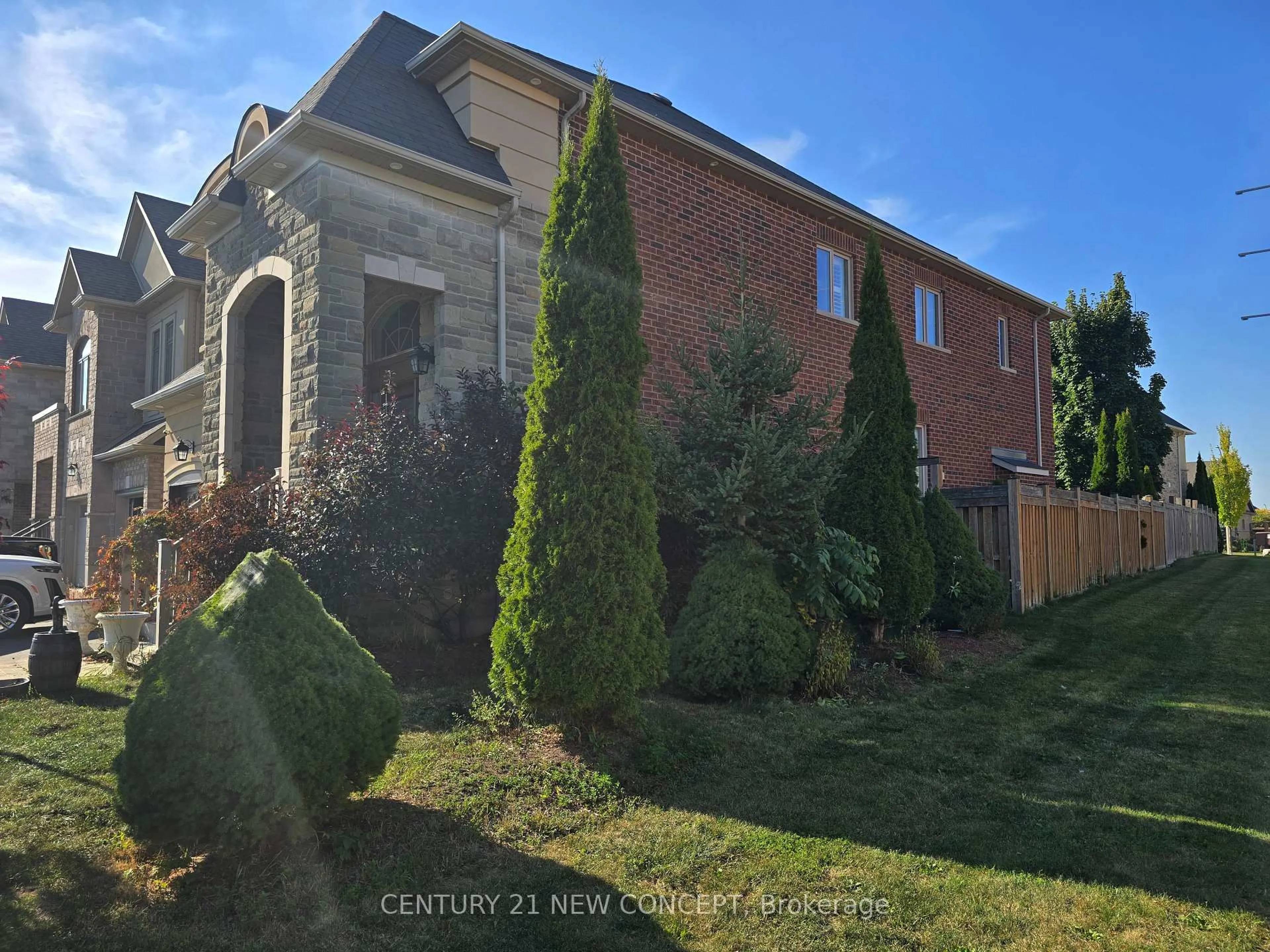 A pic from outside/outdoor area/front of a property/back of a property/a pic from drone, street for 548 Wasaga Cres, Waterloo Ontario N2V 2Y7