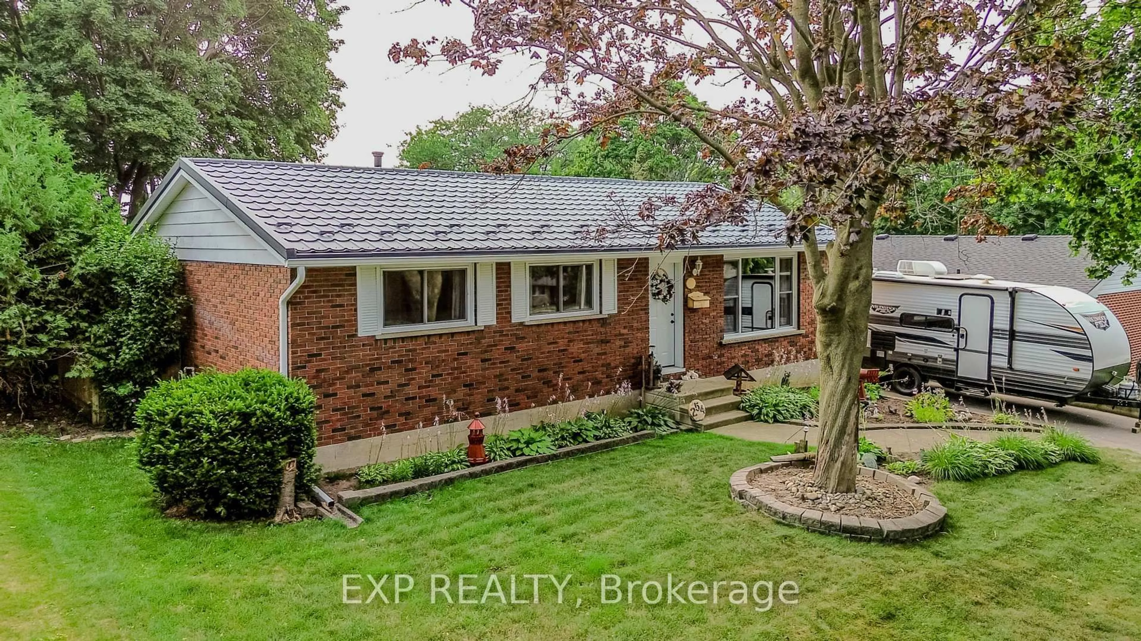 A pic from outside/outdoor area/front of a property/back of a property/a pic from drone, street for 254 Dent Pl, Woodstock Ontario N4S 2S4