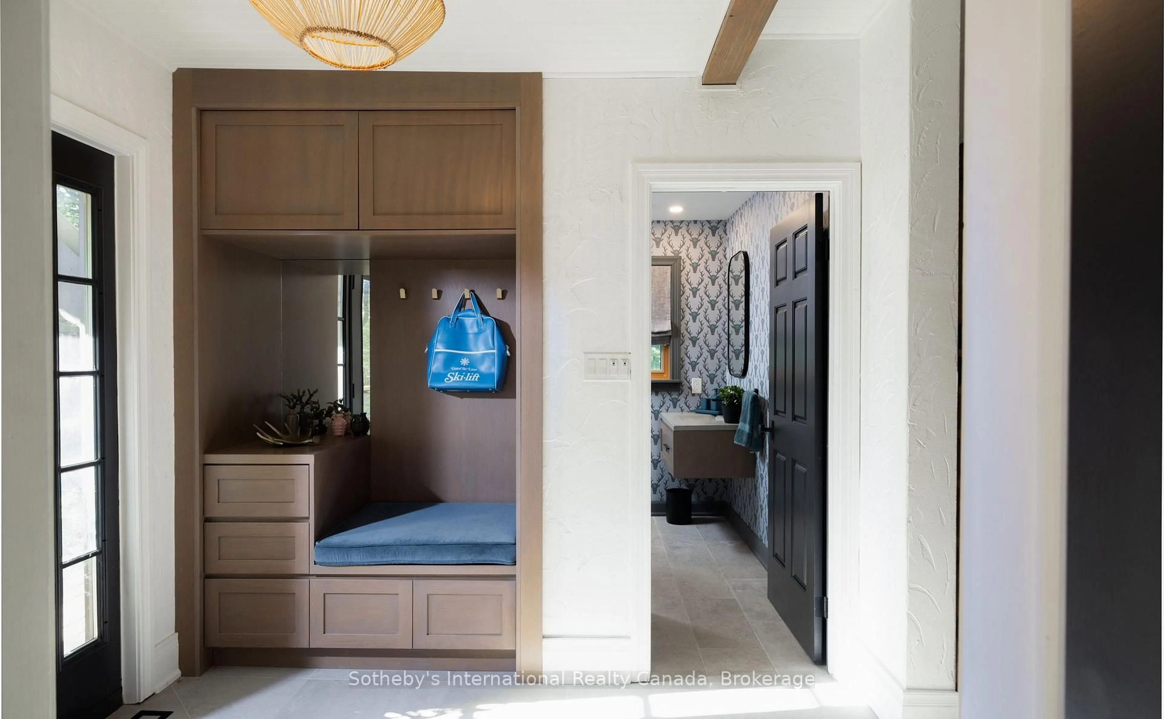 Indoor entryway for 174 Timmons St, Blue Mountains Ontario L9Y 0L9