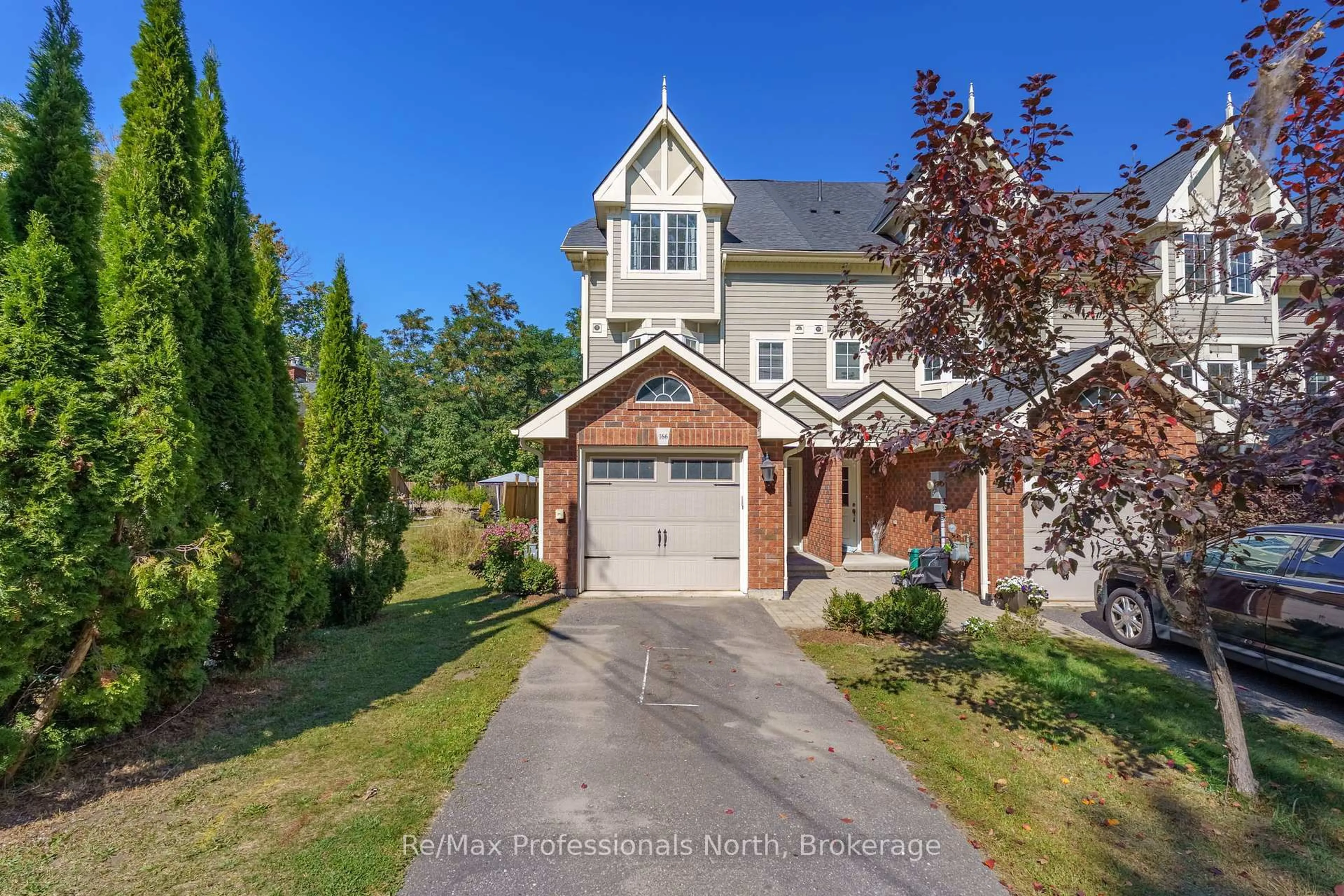 A pic from outside/outdoor area/front of a property/back of a property/a pic from drone, street for 166 Musquash Rd, Gravenhurst Ontario P1P 1R2