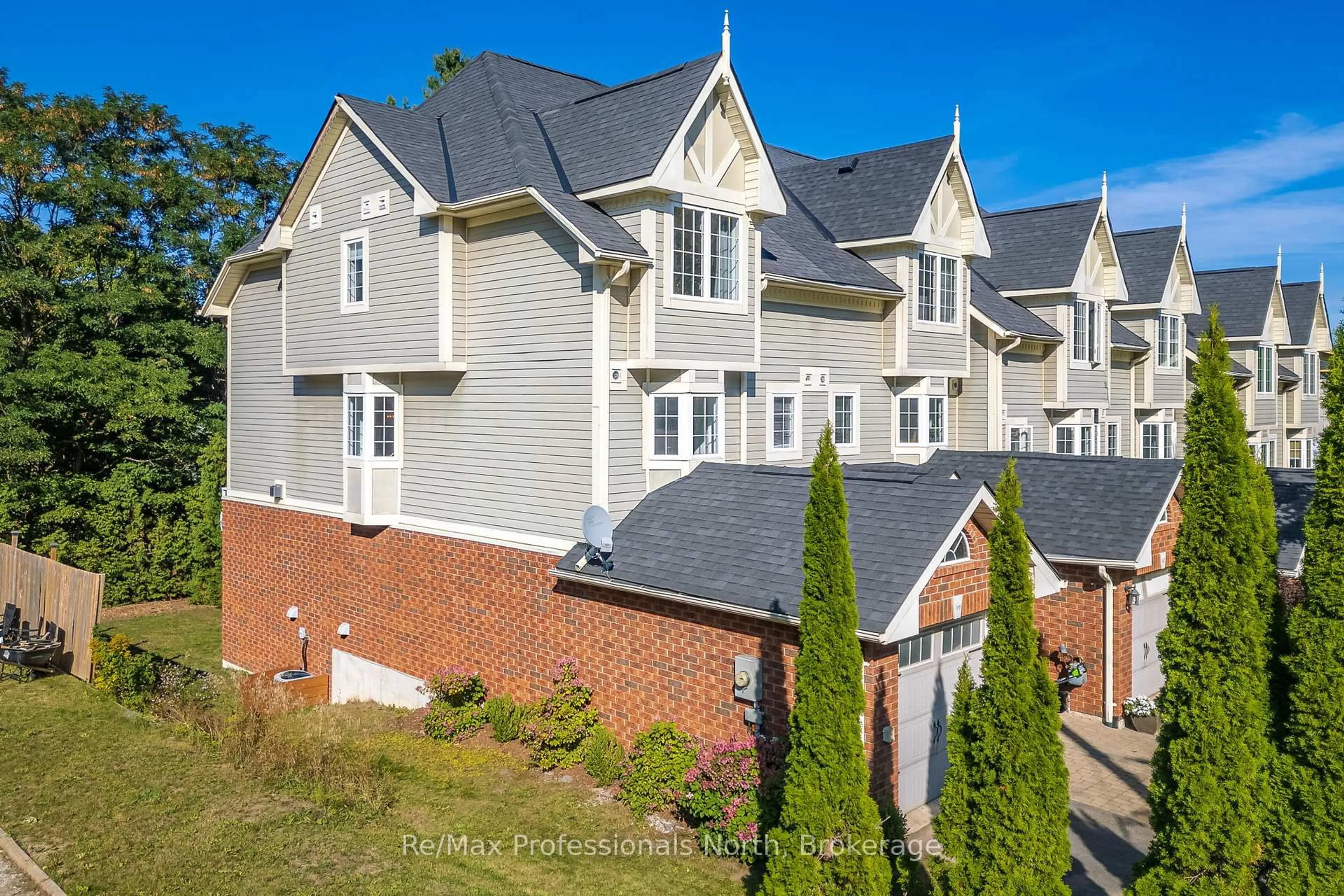 A pic from outside/outdoor area/front of a property/back of a property/a pic from drone, street for 166 Musquash Rd, Gravenhurst Ontario P1P 1R2