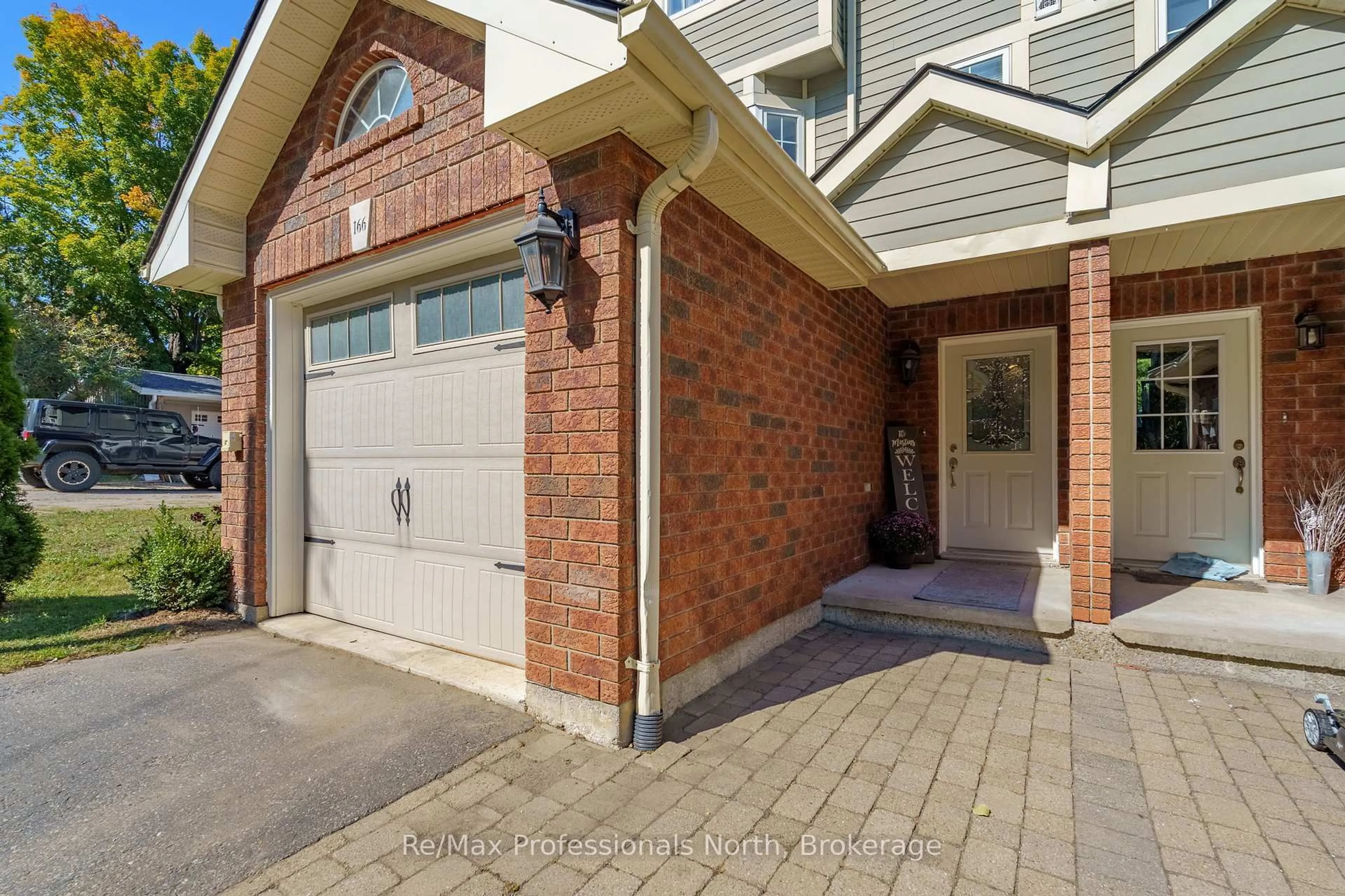 Home with brick exterior material, street for 166 Musquash Rd, Gravenhurst Ontario P1P 1R2