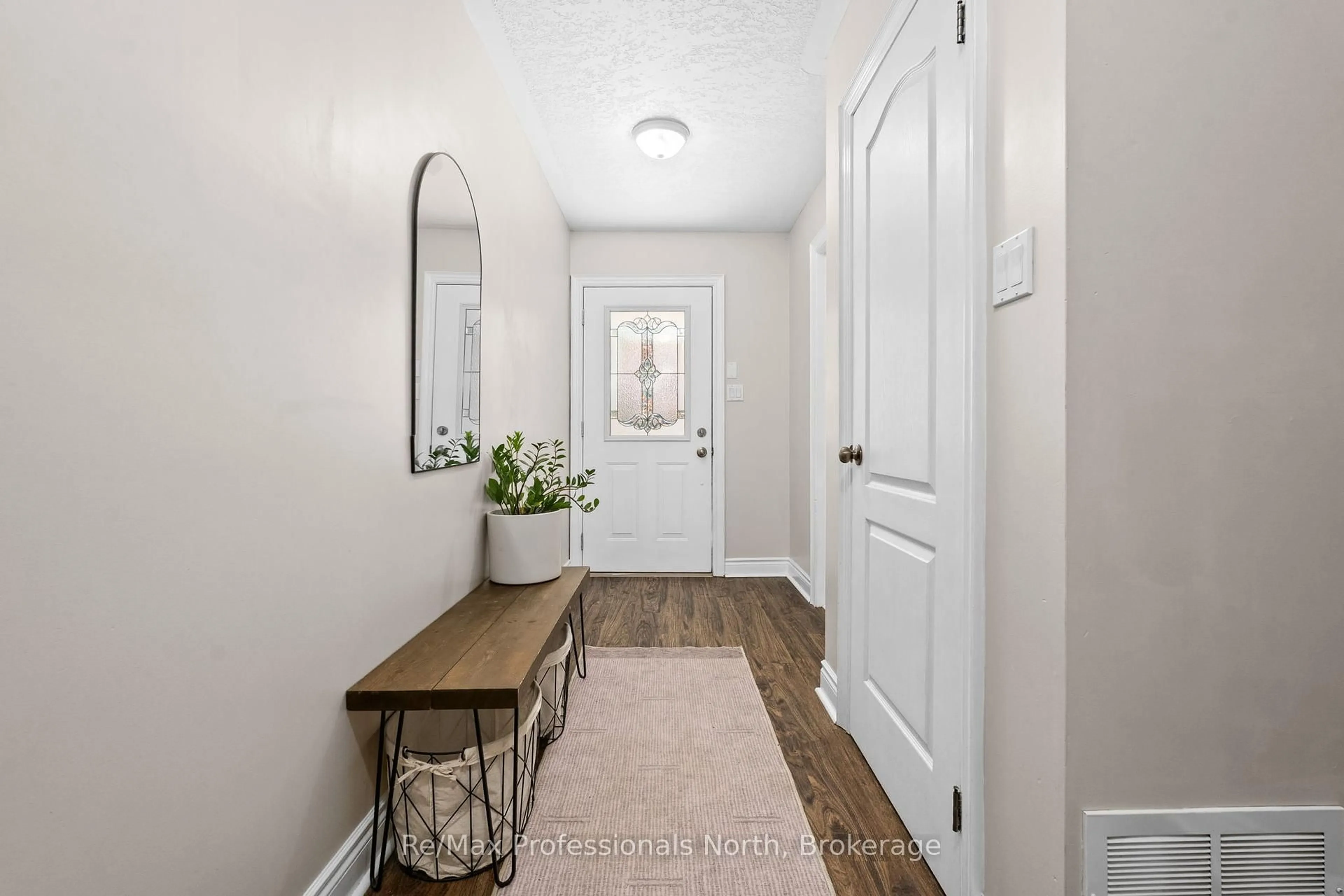 Indoor entryway for 166 Musquash Rd, Gravenhurst Ontario P1P 1R2