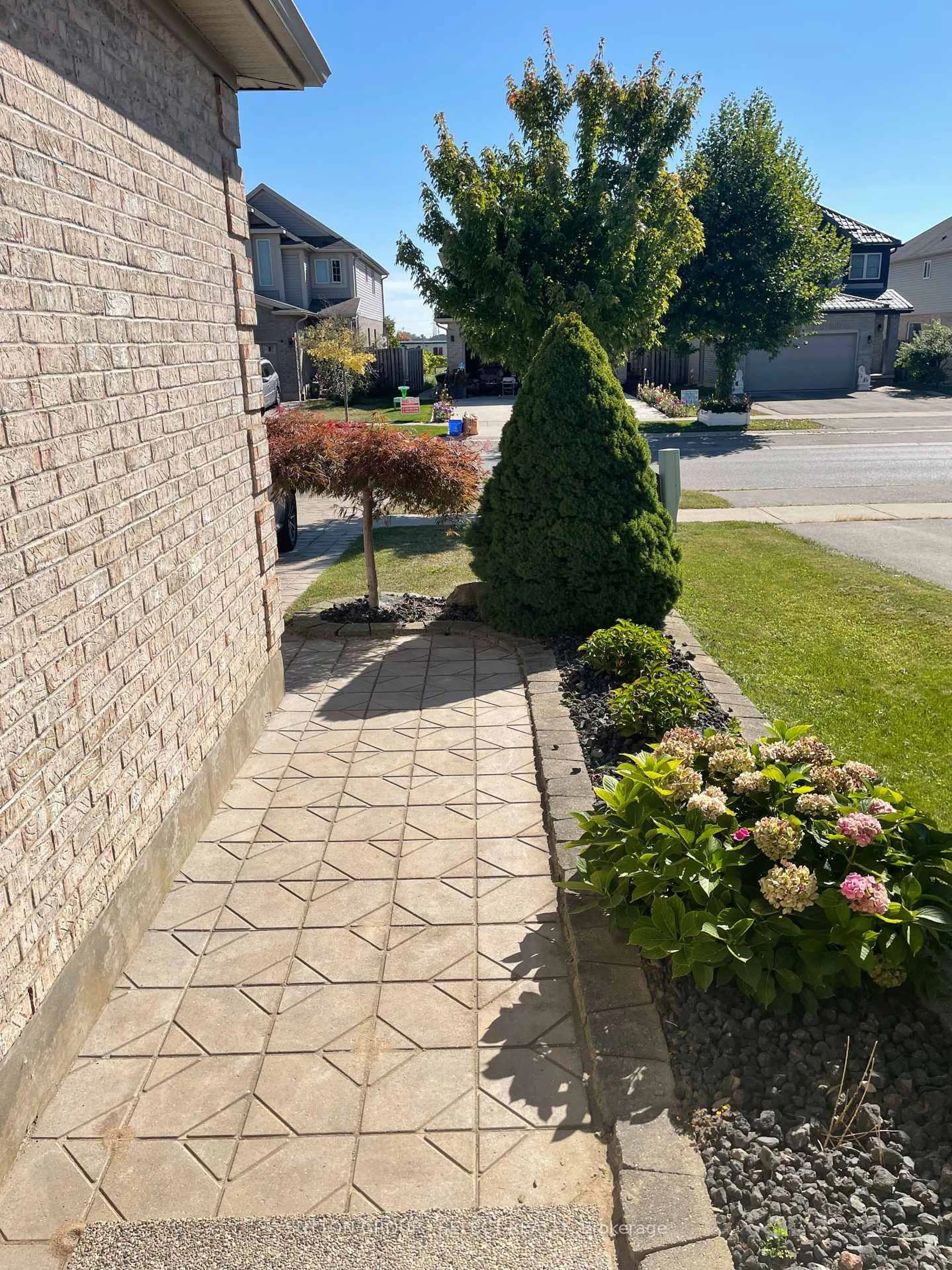 A pic from outside/outdoor area/front of a property/back of a property/a pic from drone, street for 3220 Meadowgate Blvd, London South Ontario N6M 0B7