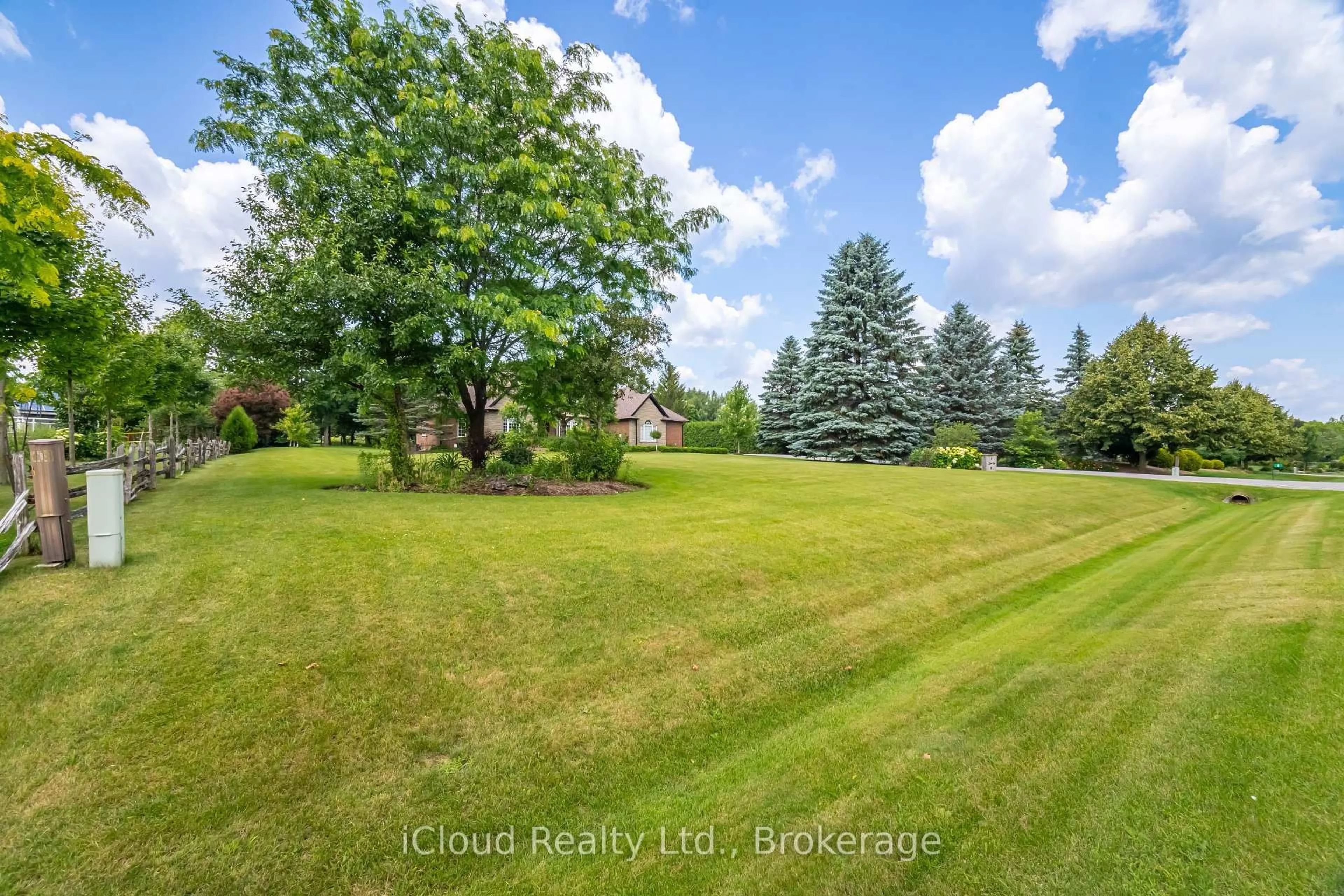 A pic from outside/outdoor area/front of a property/back of a property/a pic from drone, water/lake/river/ocean view for 4 Deer View Rdge, Puslinch Ontario N1H 6H9