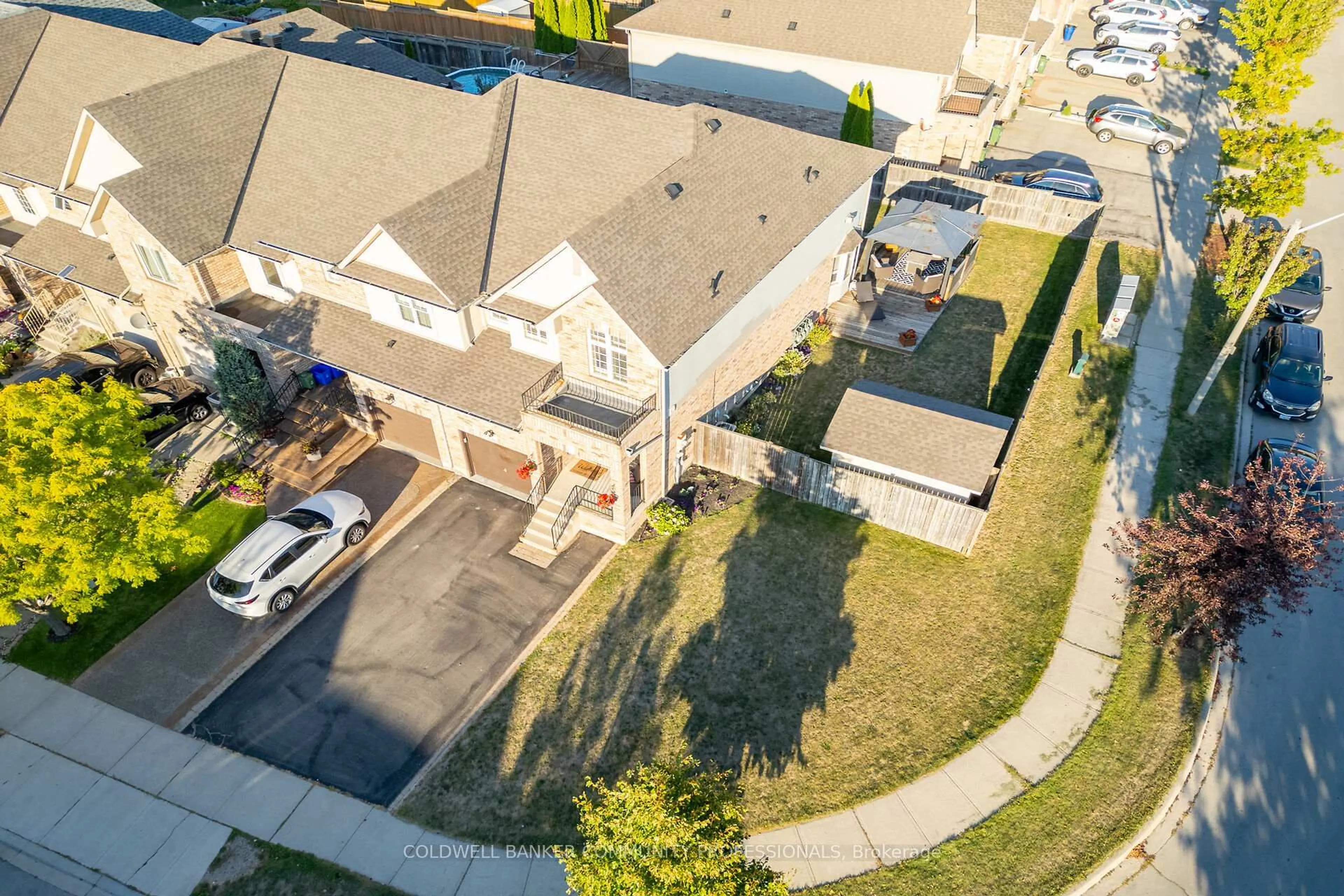 A pic from outside/outdoor area/front of a property/back of a property/a pic from drone, street for 37 Meadow Wood Cres, Hamilton Ontario L8J 3Z7