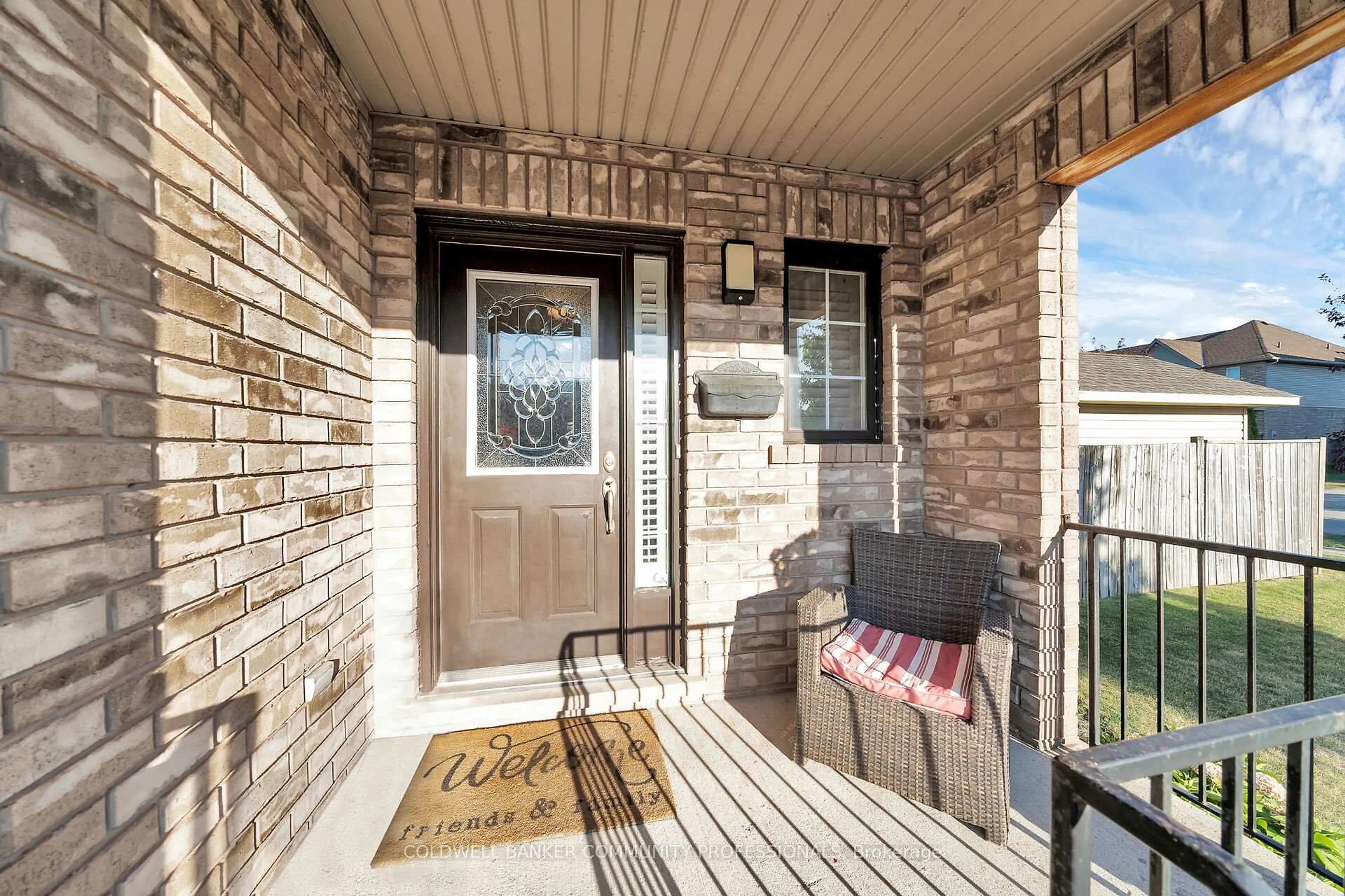 Indoor entryway for 37 Meadow Wood Cres, Hamilton Ontario L8J 3Z7