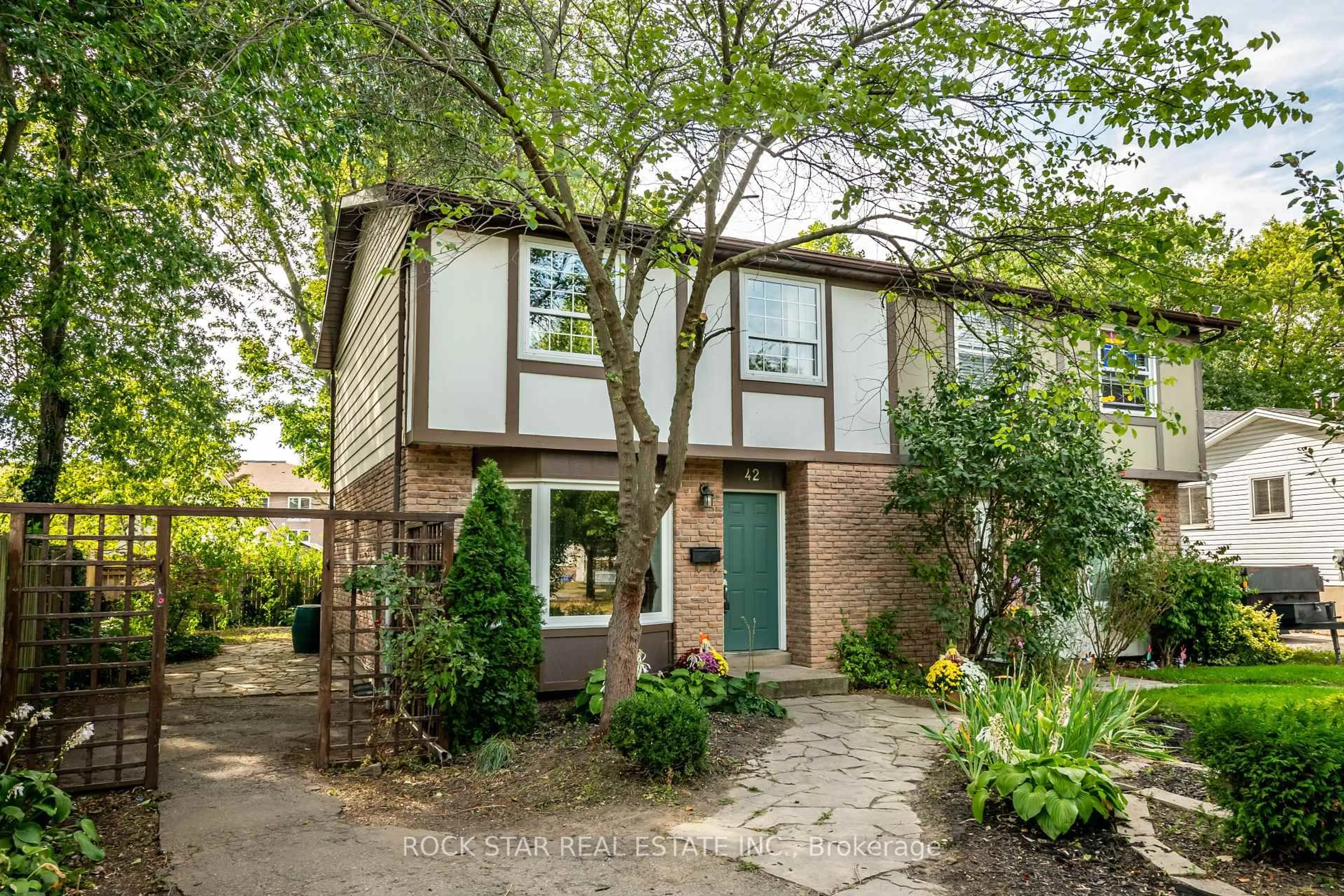 Home with brick exterior material, street for 42 Oakmeadow Pl, St. Catharines Ontario L2N 5X7