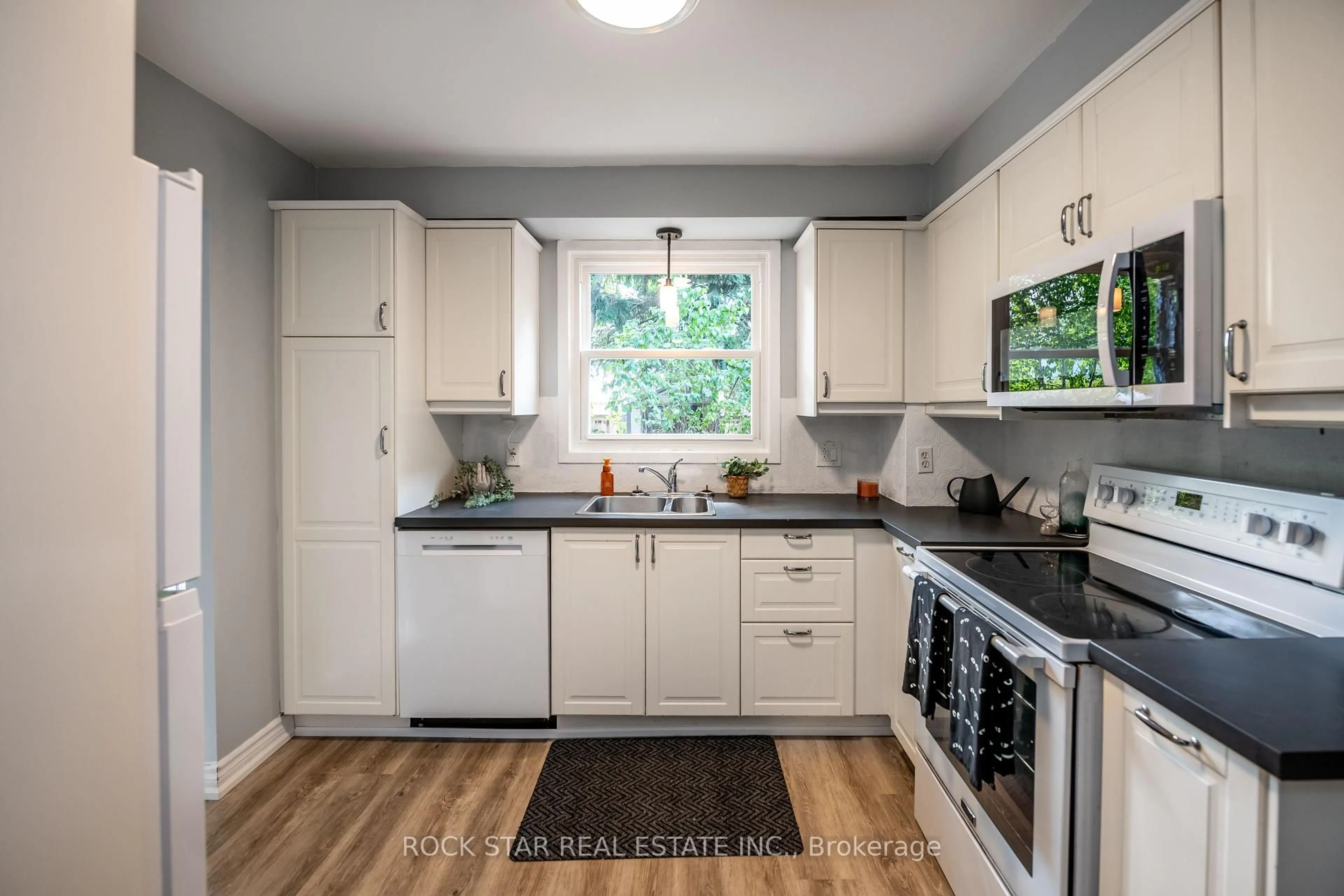 Standard kitchen, unknown for 42 Oakmeadow Pl, St. Catharines Ontario L2N 5X7