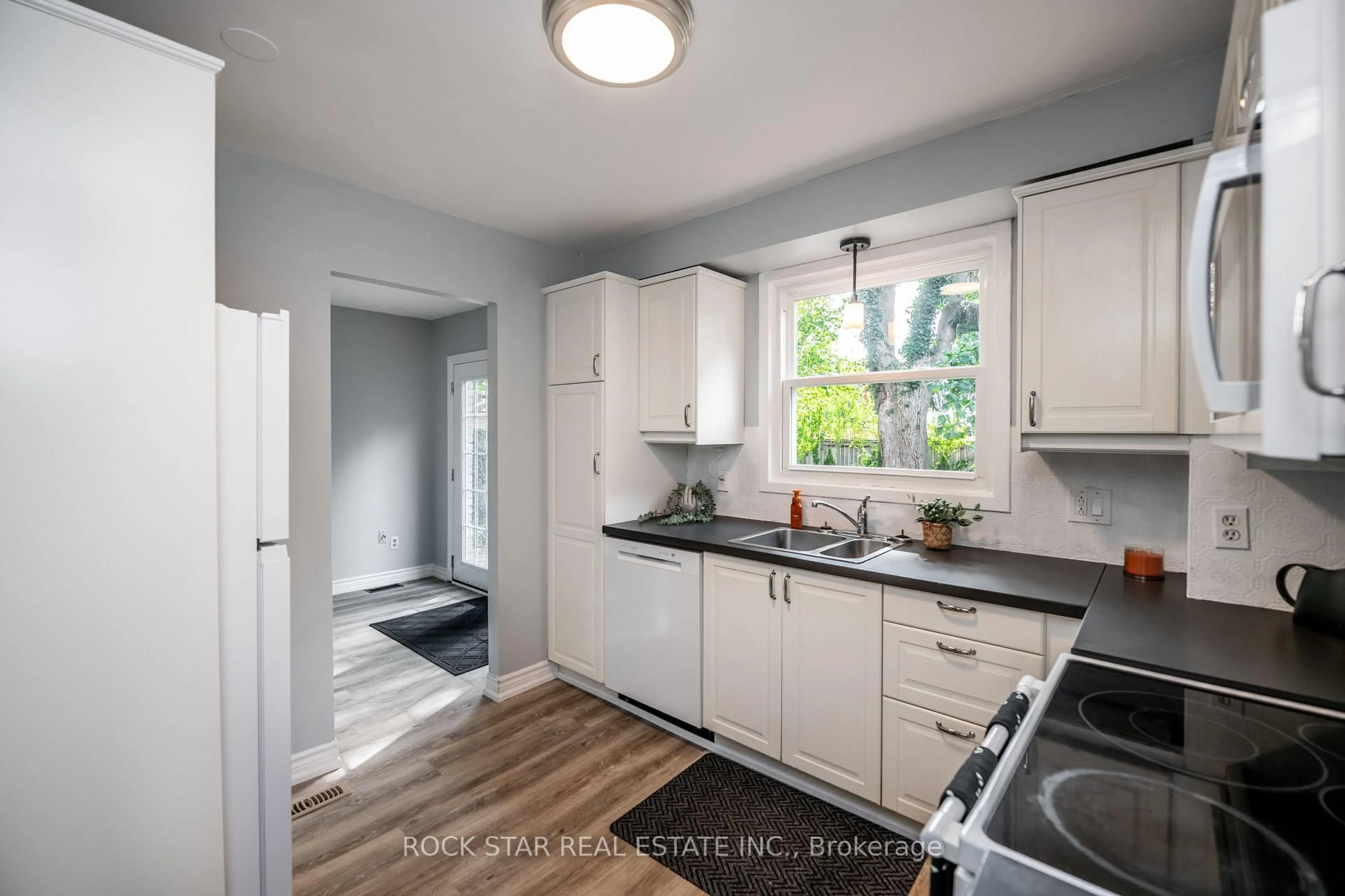Standard kitchen, unknown for 42 Oakmeadow Pl, St. Catharines Ontario L2N 5X7