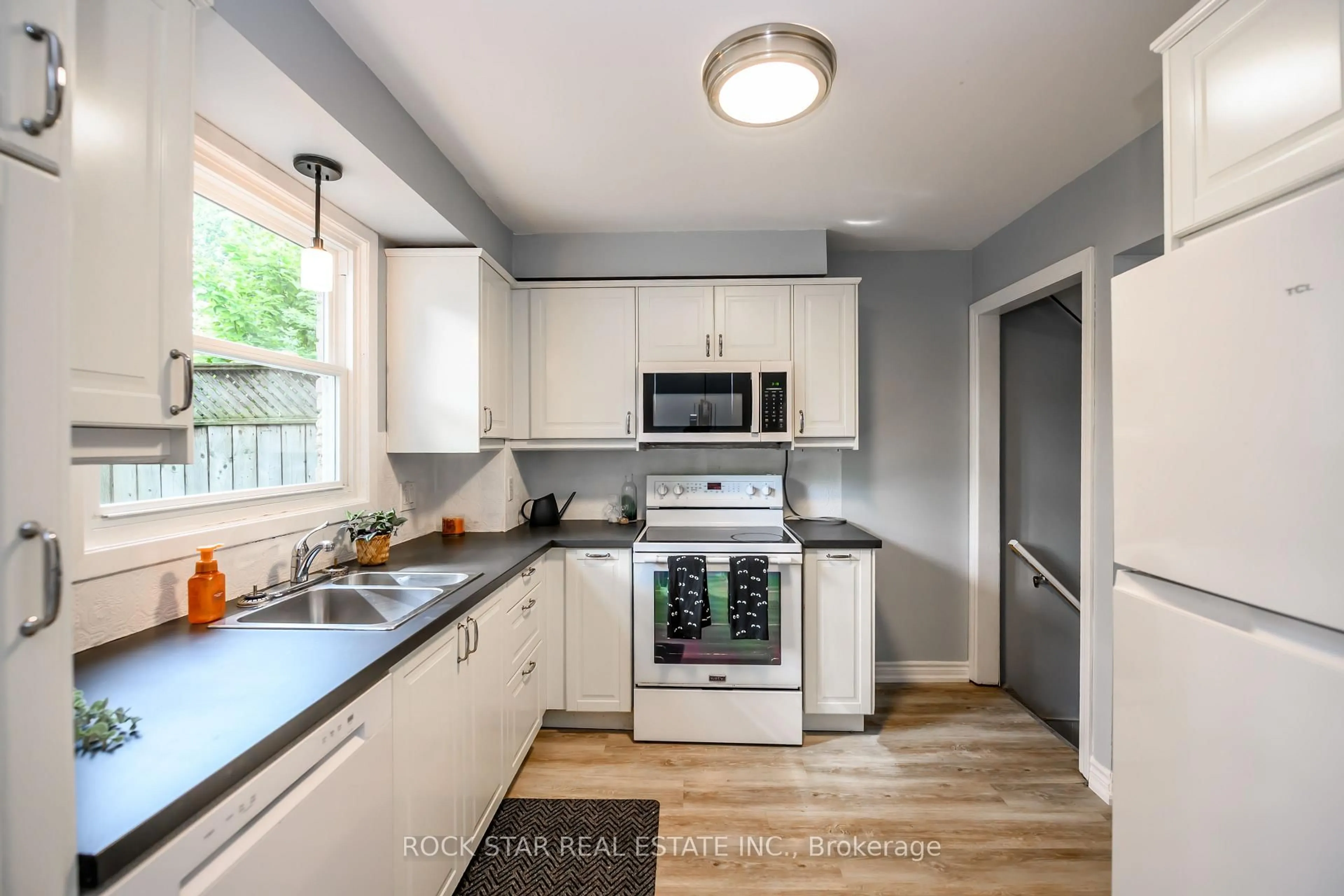 Standard kitchen, unknown for 42 Oakmeadow Pl, St. Catharines Ontario L2N 5X7