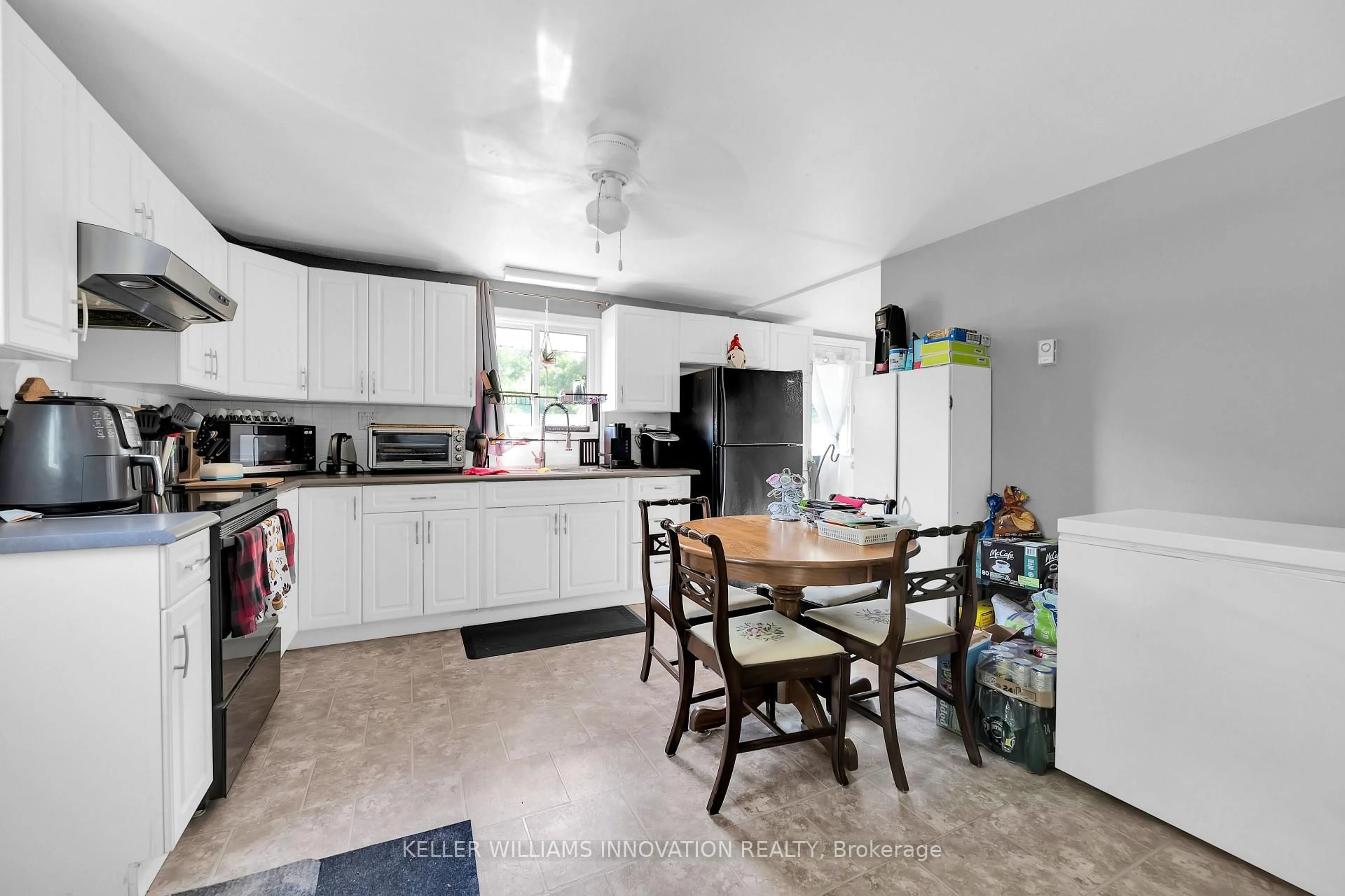 Open concept kitchen, ceramic/tile floor for 4249 Academy St, Lincoln Ontario L0R 1B0