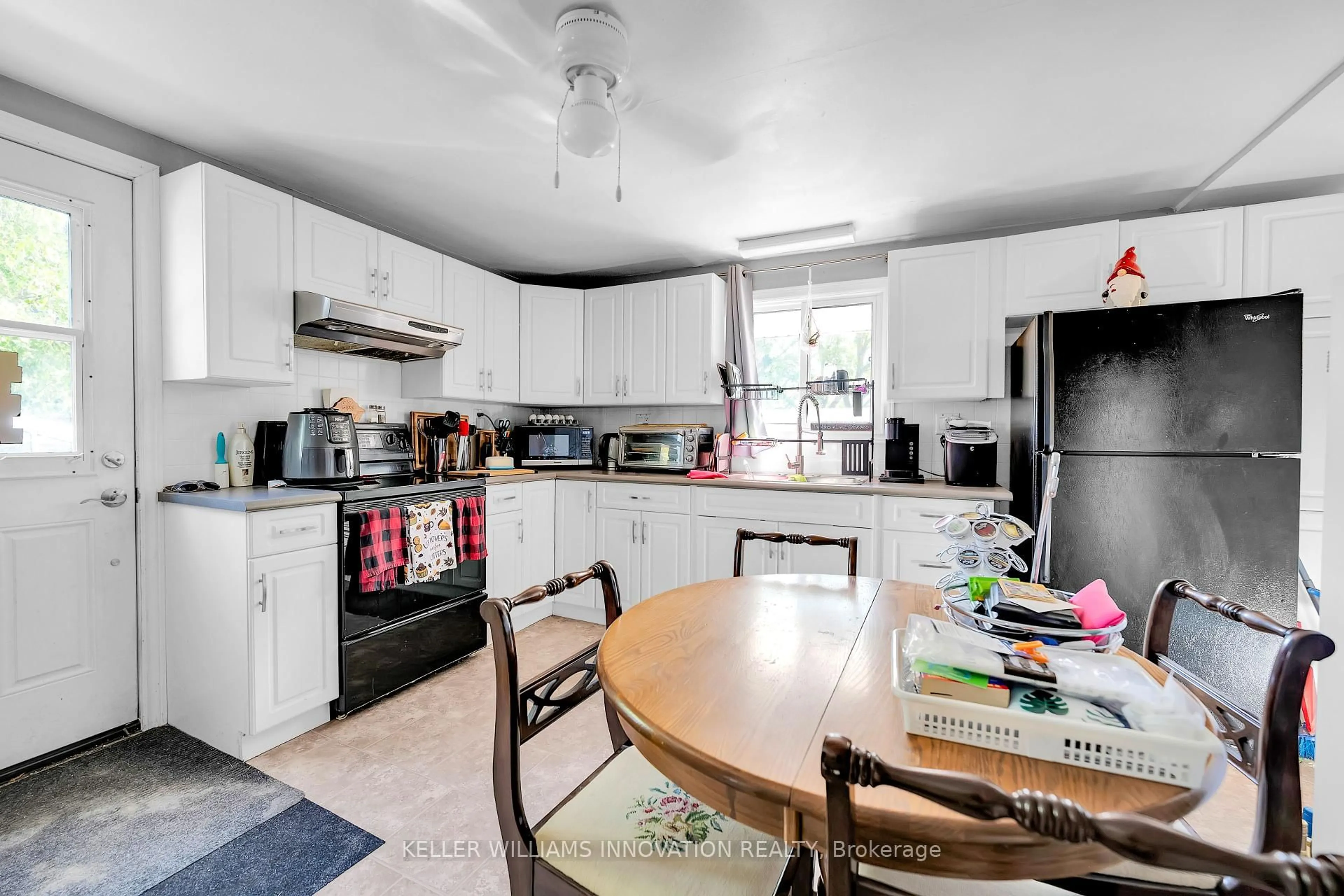Standard kitchen, unknown for 4249 Academy St, Lincoln Ontario L0R 1B0