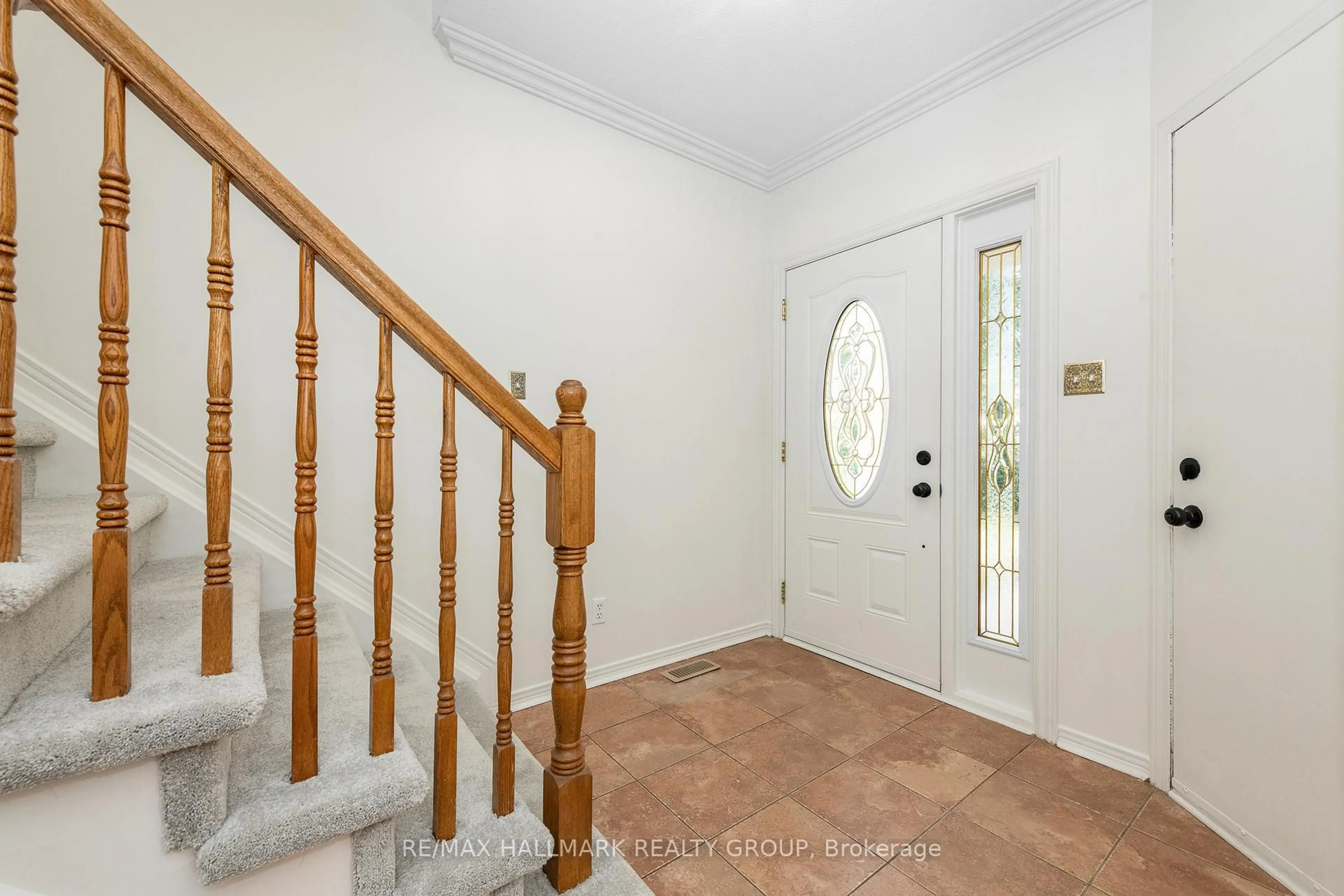 Indoor entryway for 55 Willow Glen Dr, Ottawa Ontario K2M 1K9