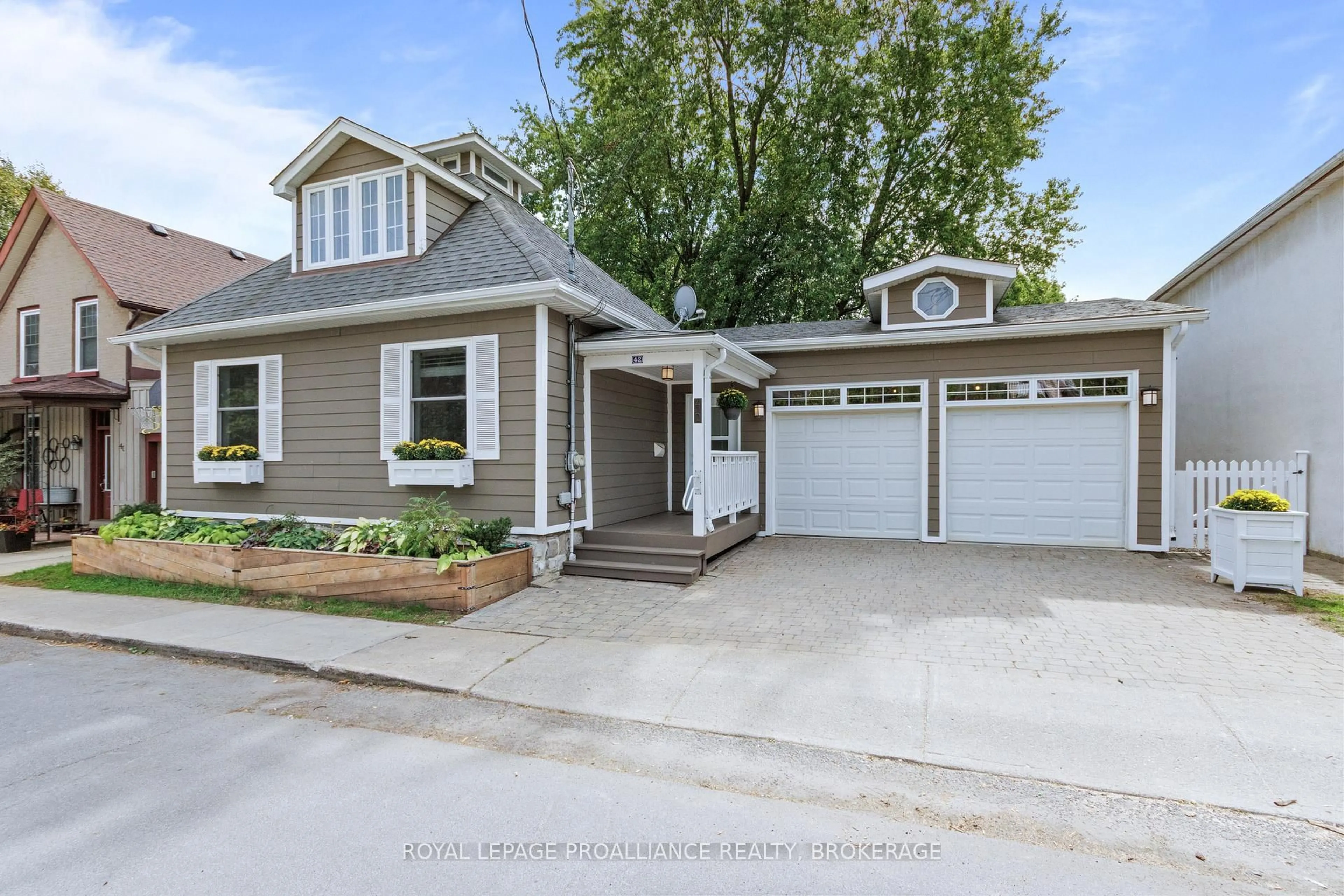 Home with vinyl exterior material, street for 42 Quebec St, Kingston Ontario K7K 1T7