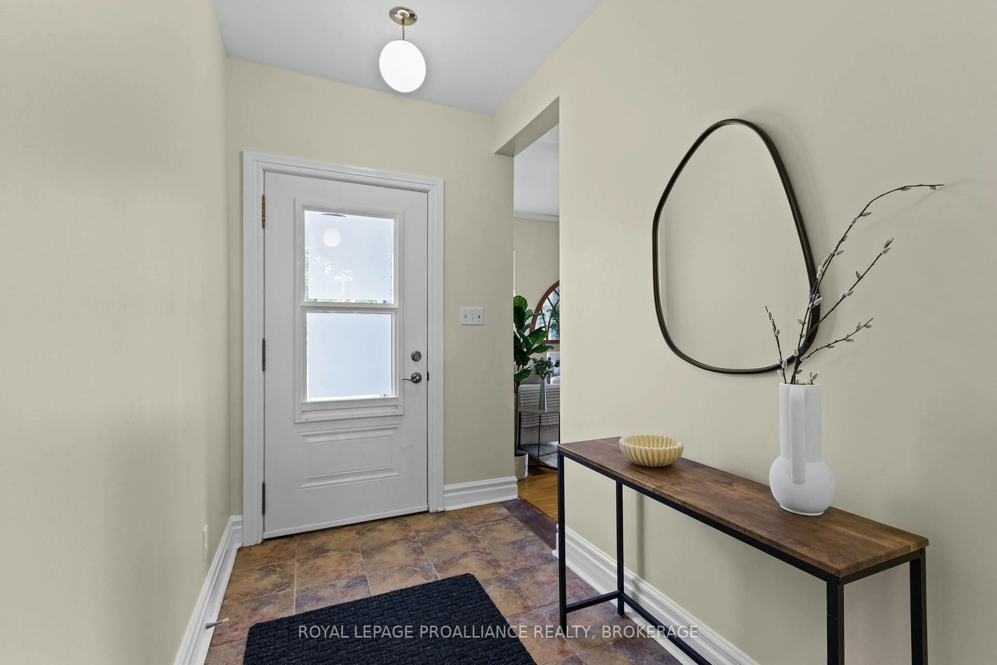 Indoor entryway for 42 Quebec St, Kingston Ontario K7K 1T7