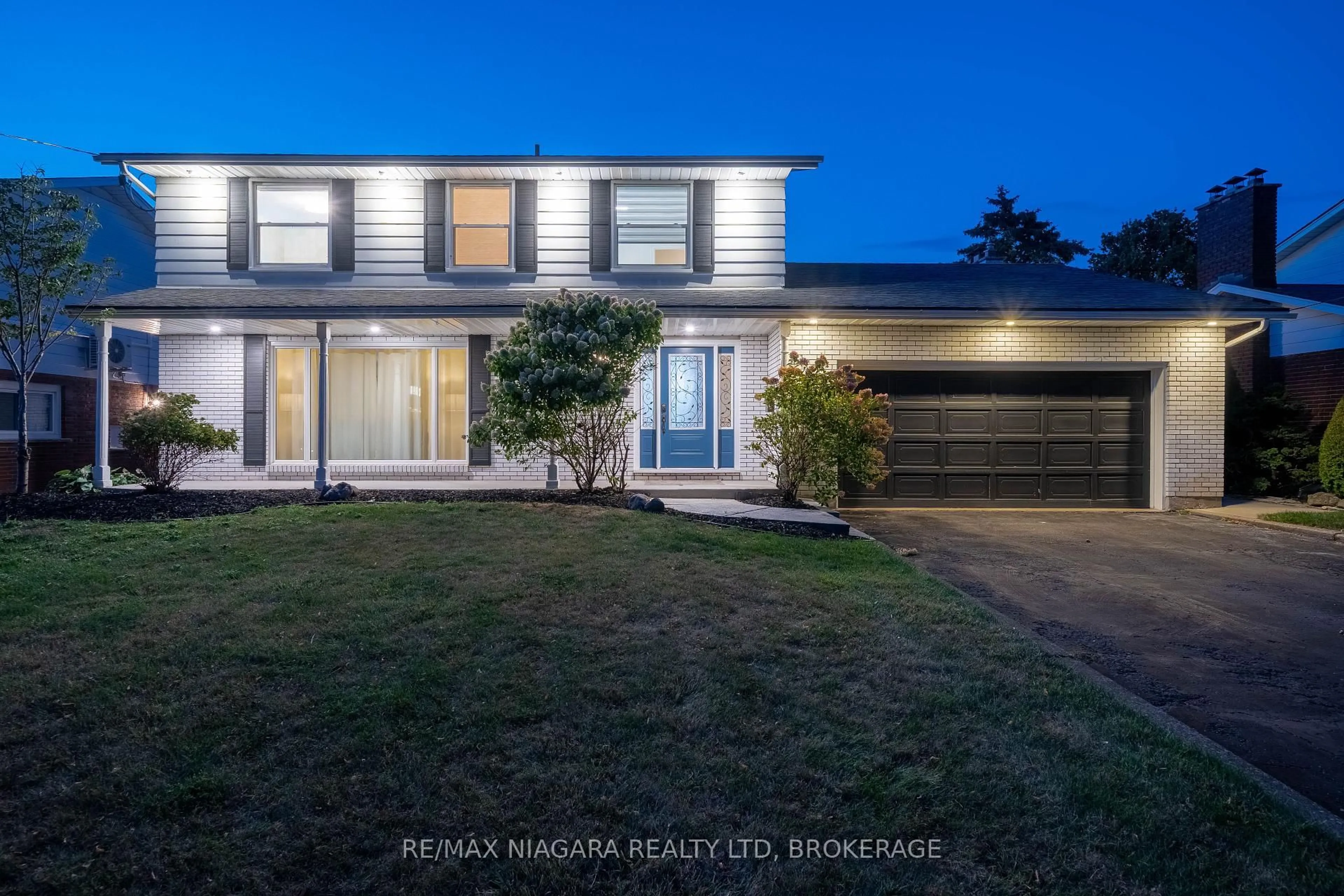 A pic from outside/outdoor area/front of a property/back of a property/a pic from drone, street for 49 Royal York Rd, St. Catharines Ontario L2N 2N7