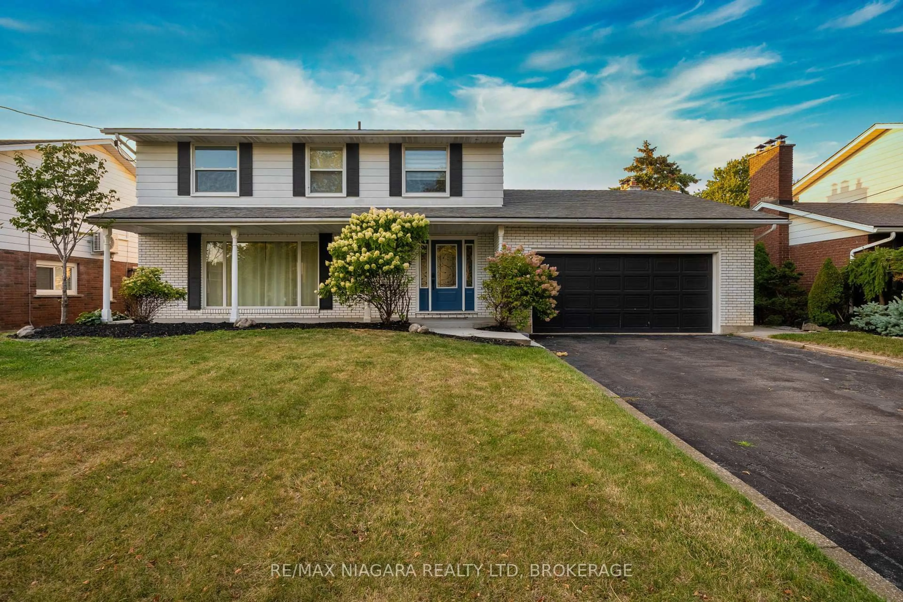 Home with vinyl exterior material, street for 49 Royal York Rd, St. Catharines Ontario L2N 2N7