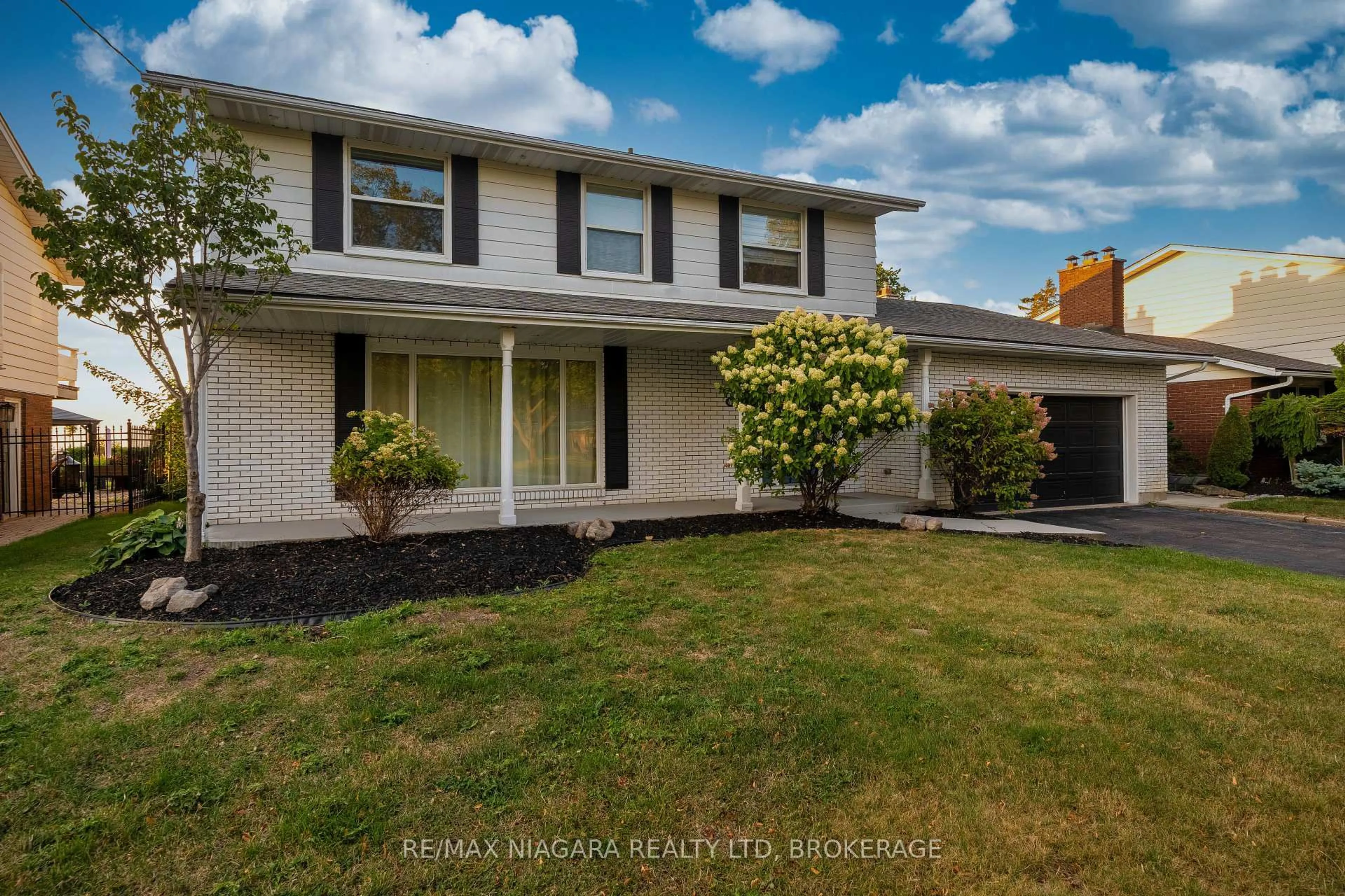 Home with vinyl exterior material, street for 49 Royal York Rd, St. Catharines Ontario L2N 2N7
