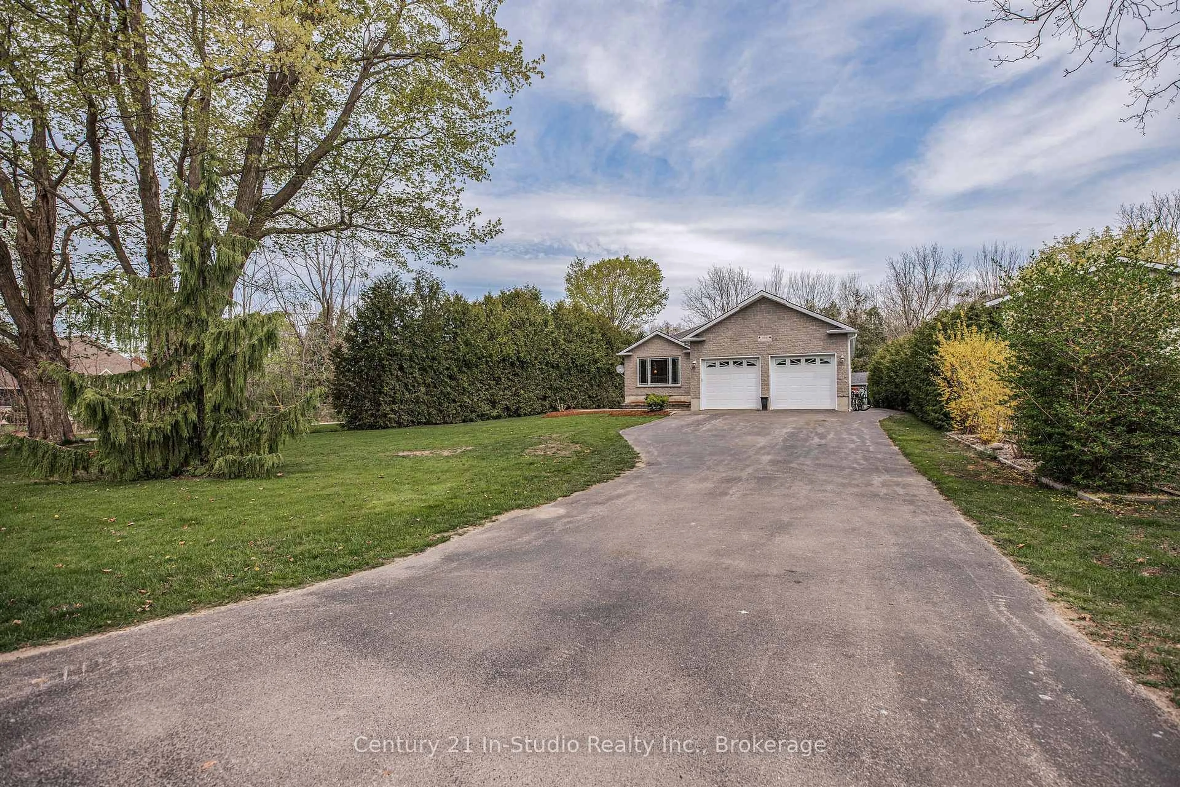 A pic from outside/outdoor area/front of a property/back of a property/a pic from drone, street for 406 Alice St, Saugeen Shores Ontario N0H 2L0