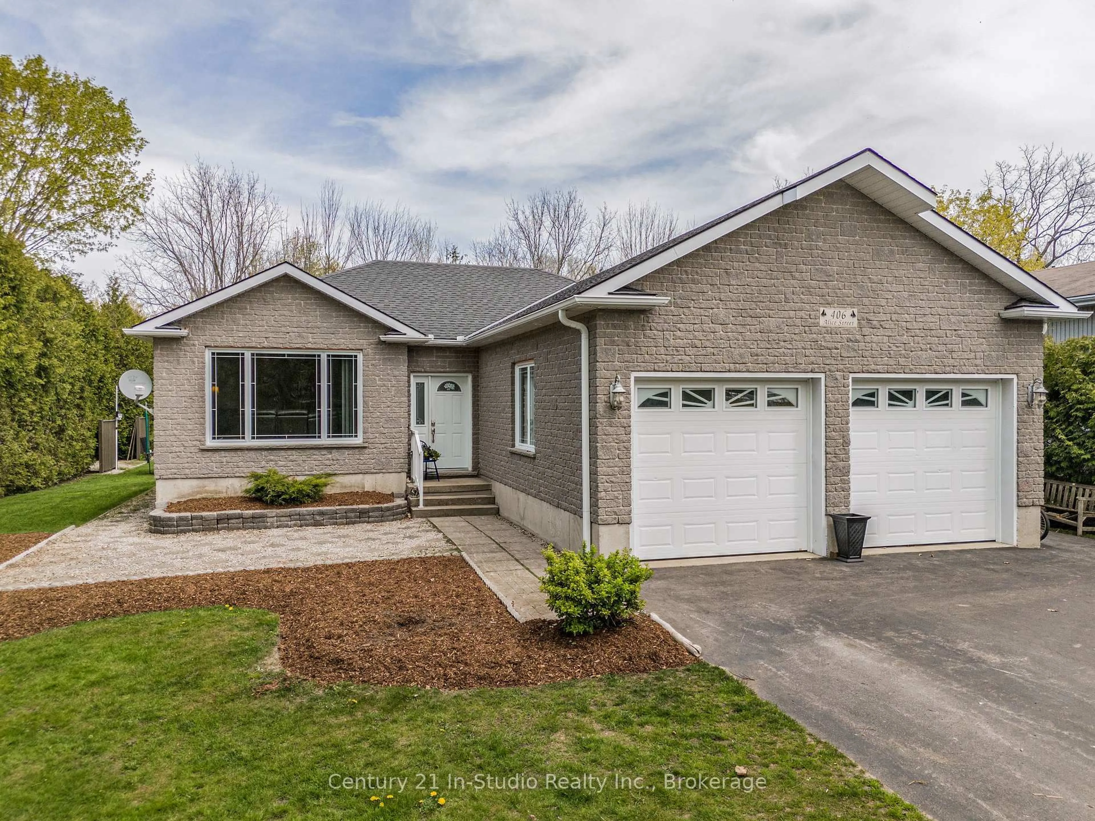 Home with vinyl exterior material, street for 406 Alice St, Saugeen Shores Ontario N0H 2L0