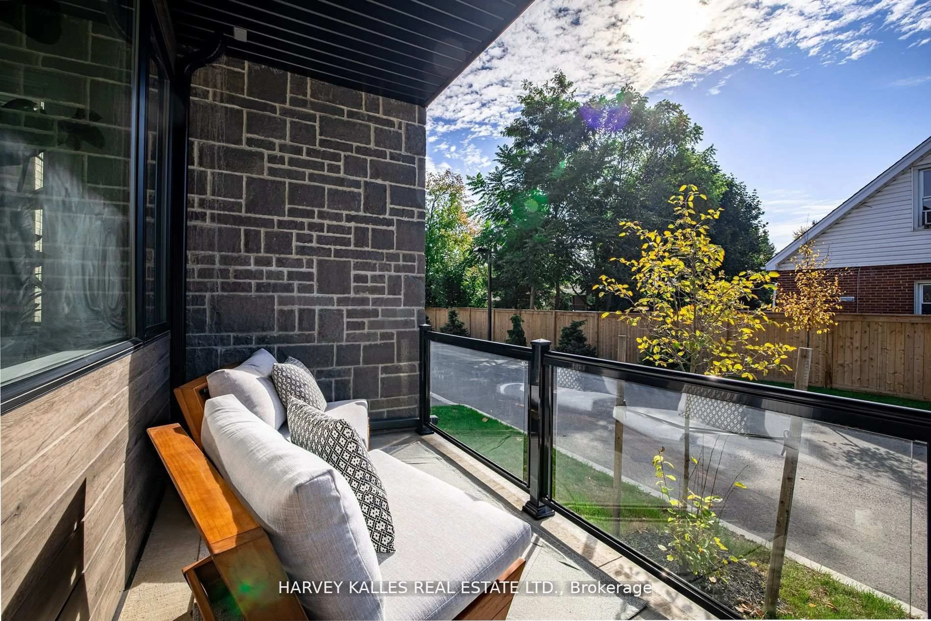Patio, street for 121 Fiddlers Green Rd #1, Hamilton Ontario L9G 1W4