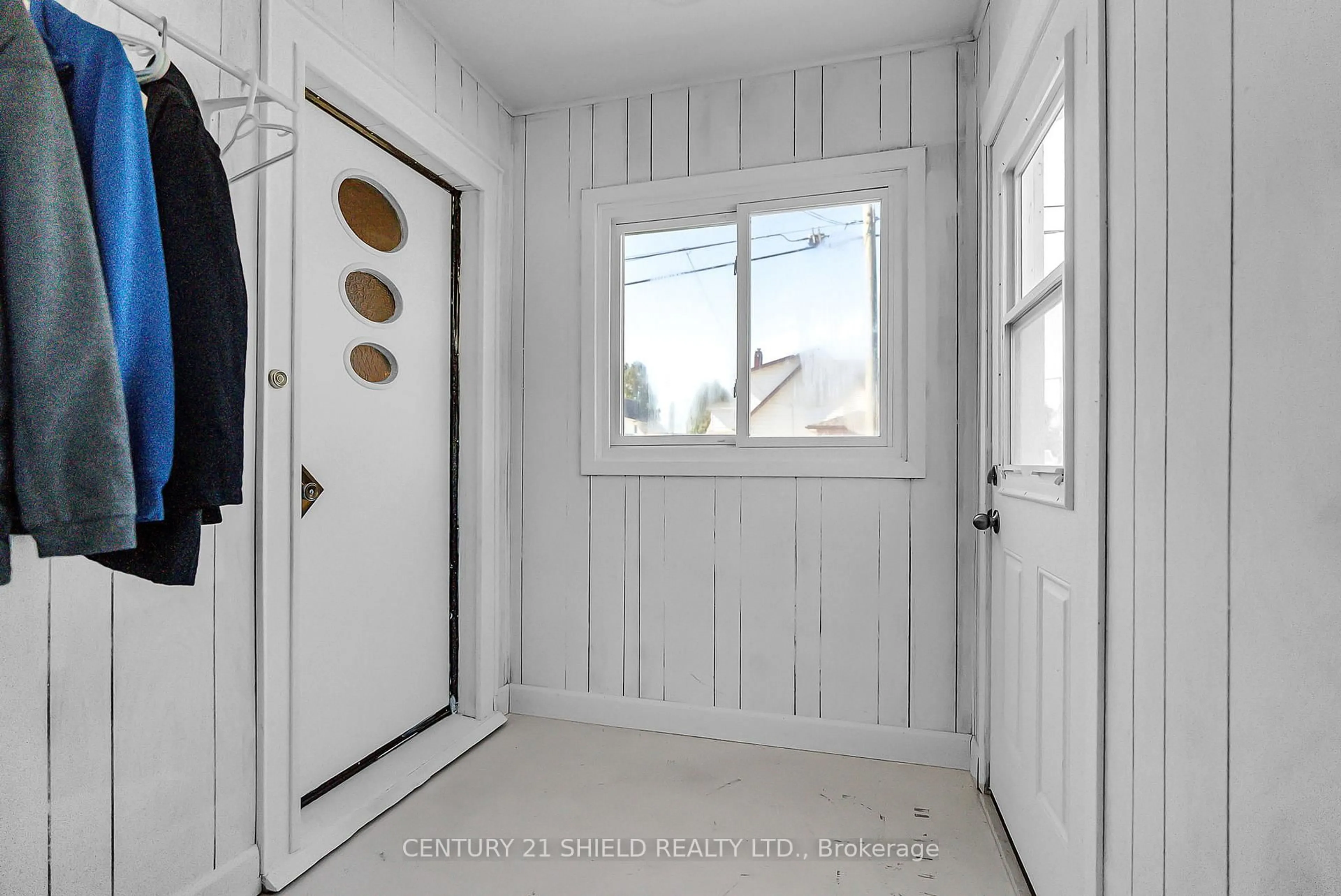 Indoor entryway for 607 first St, Cornwall Ontario K6H 1L9