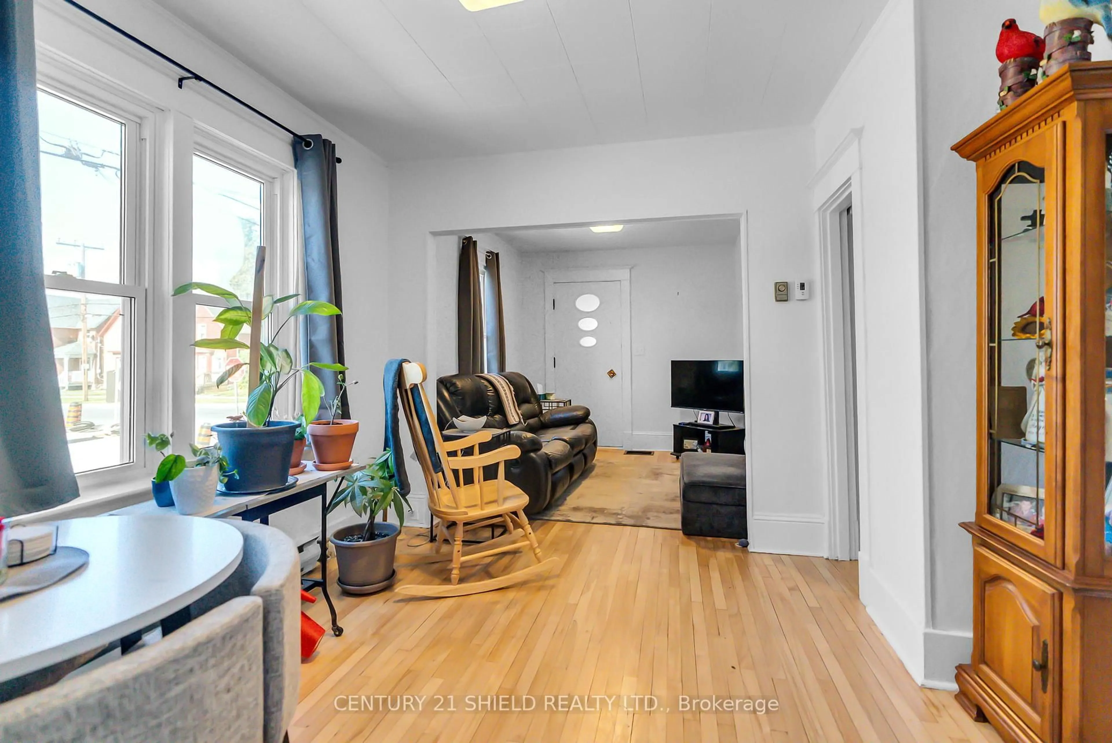 Living room with furniture, unknown for 607 first St, Cornwall Ontario K6H 1L9