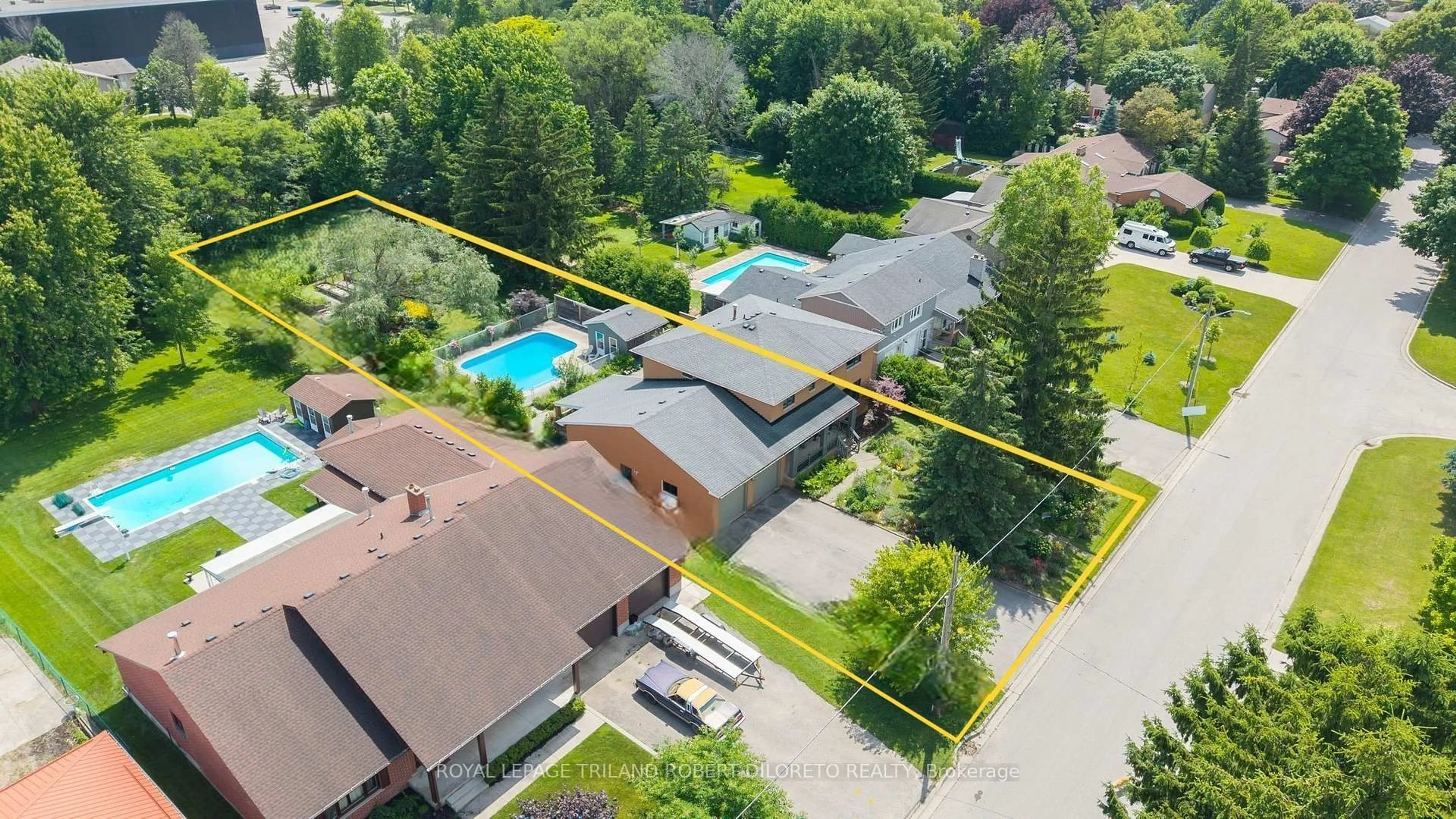 A pic from outside/outdoor area/front of a property/back of a property/a pic from drone, street for 602 Jamaica St, London South Ontario N6K 1E7