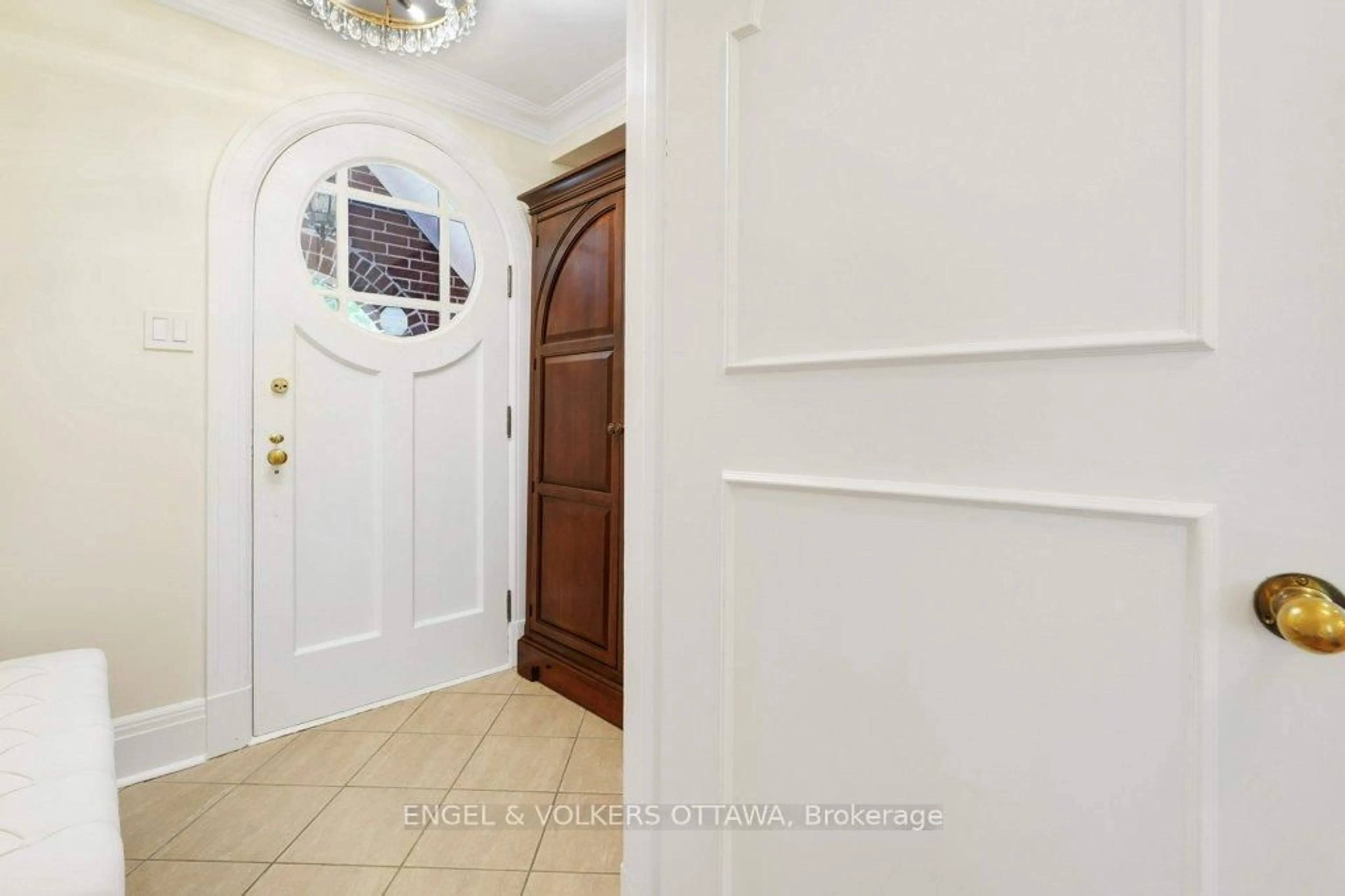 Indoor entryway for 386 Ashbury Rd, Ottawa Ontario K1M 0R8