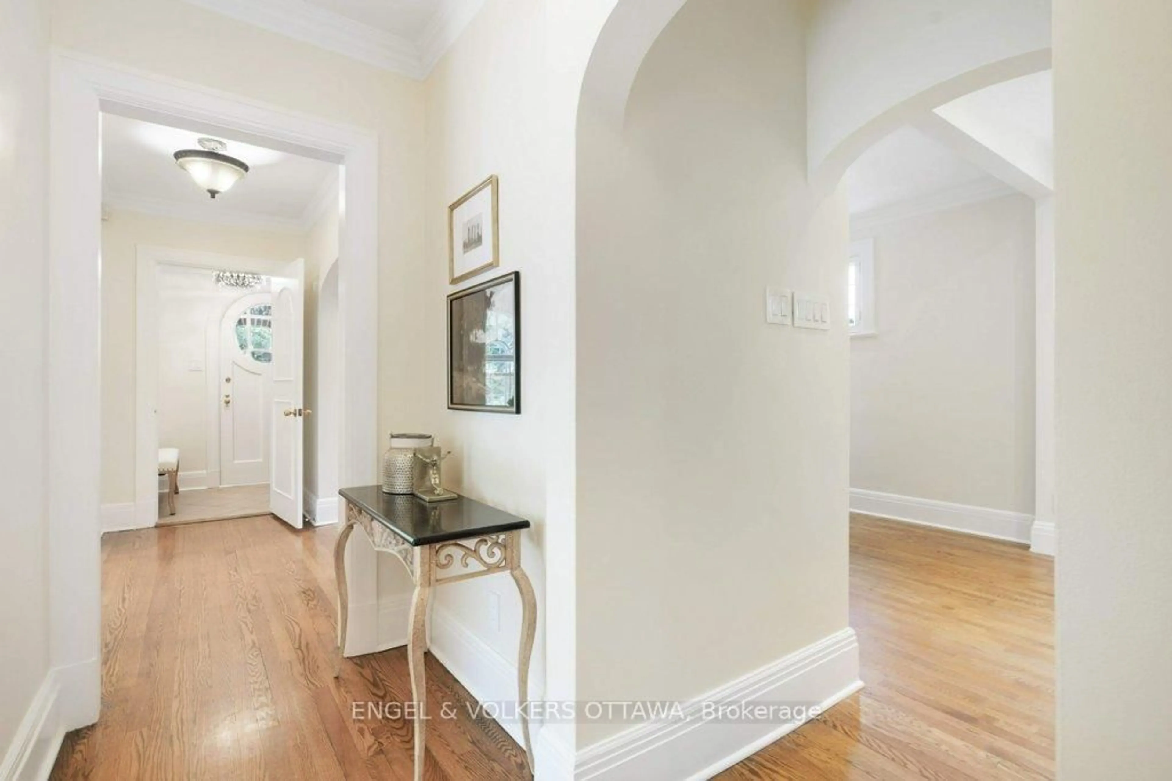 Indoor entryway for 386 Ashbury Rd, Ottawa Ontario K1M 0R8