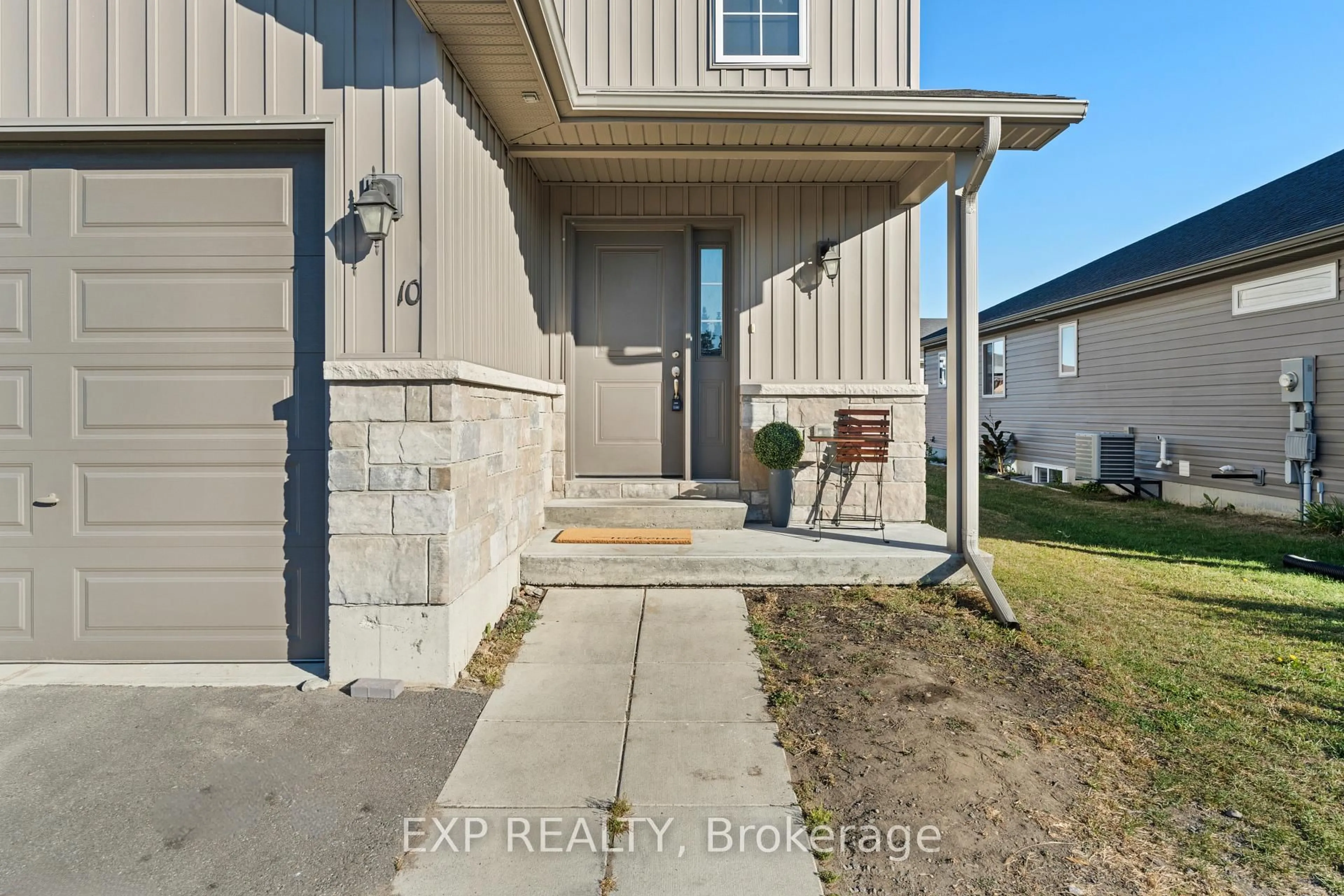Indoor entryway for 10 Cobblestone St, Belleville Ontario K8P 0E4