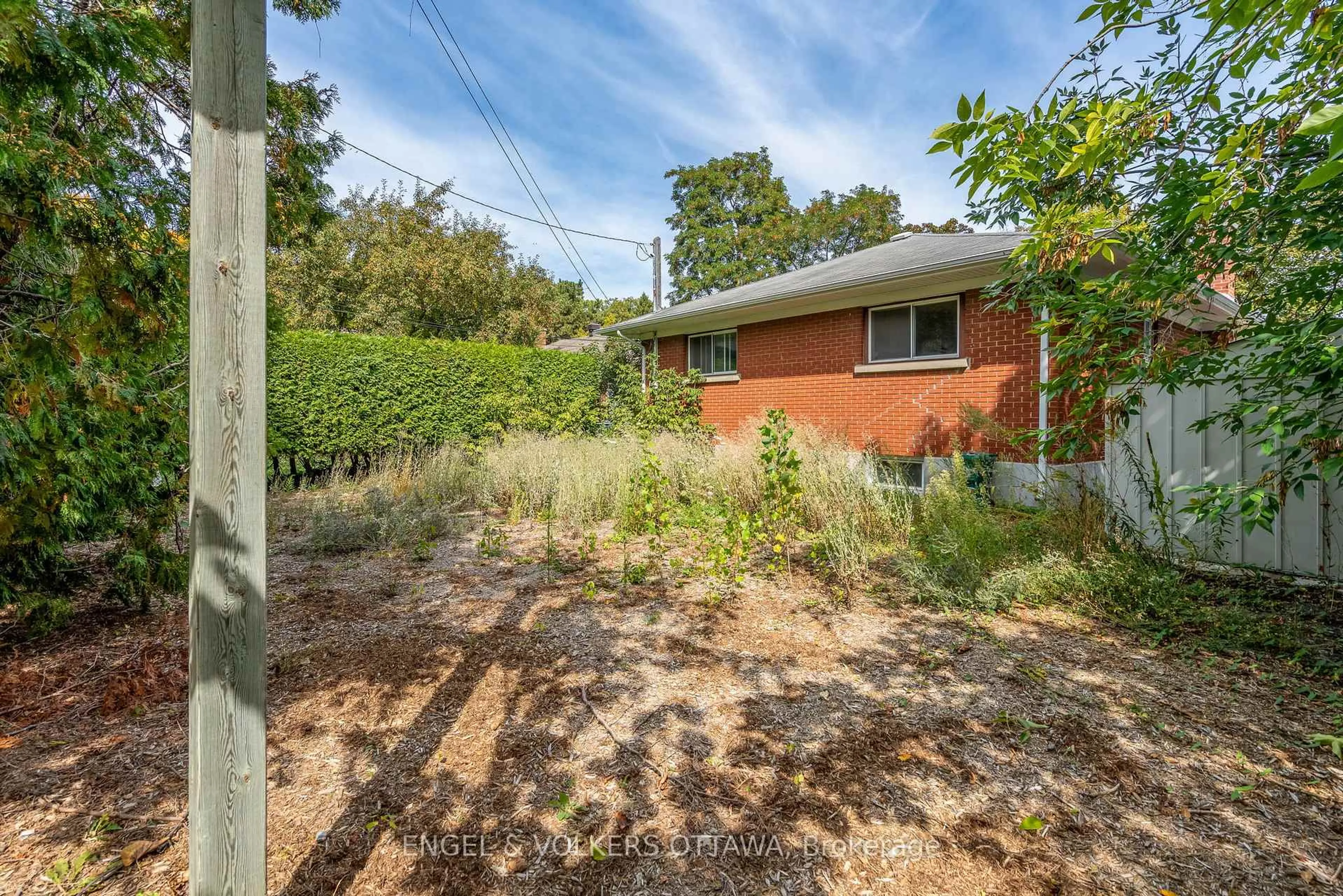 A pic from outside/outdoor area/front of a property/back of a property/a pic from drone, street for 942 Arkell St, Ottawa Ontario K2B 5R3